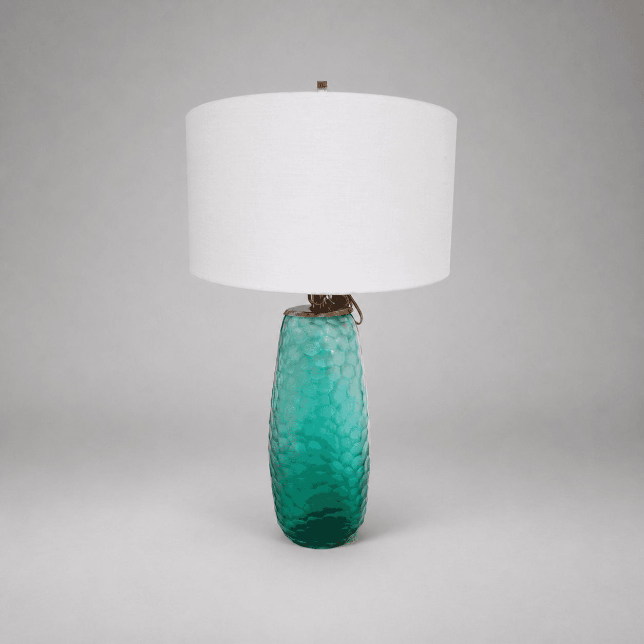 Stolní lampa s tyrkysovou skleněnou základnou — Fotografie 1