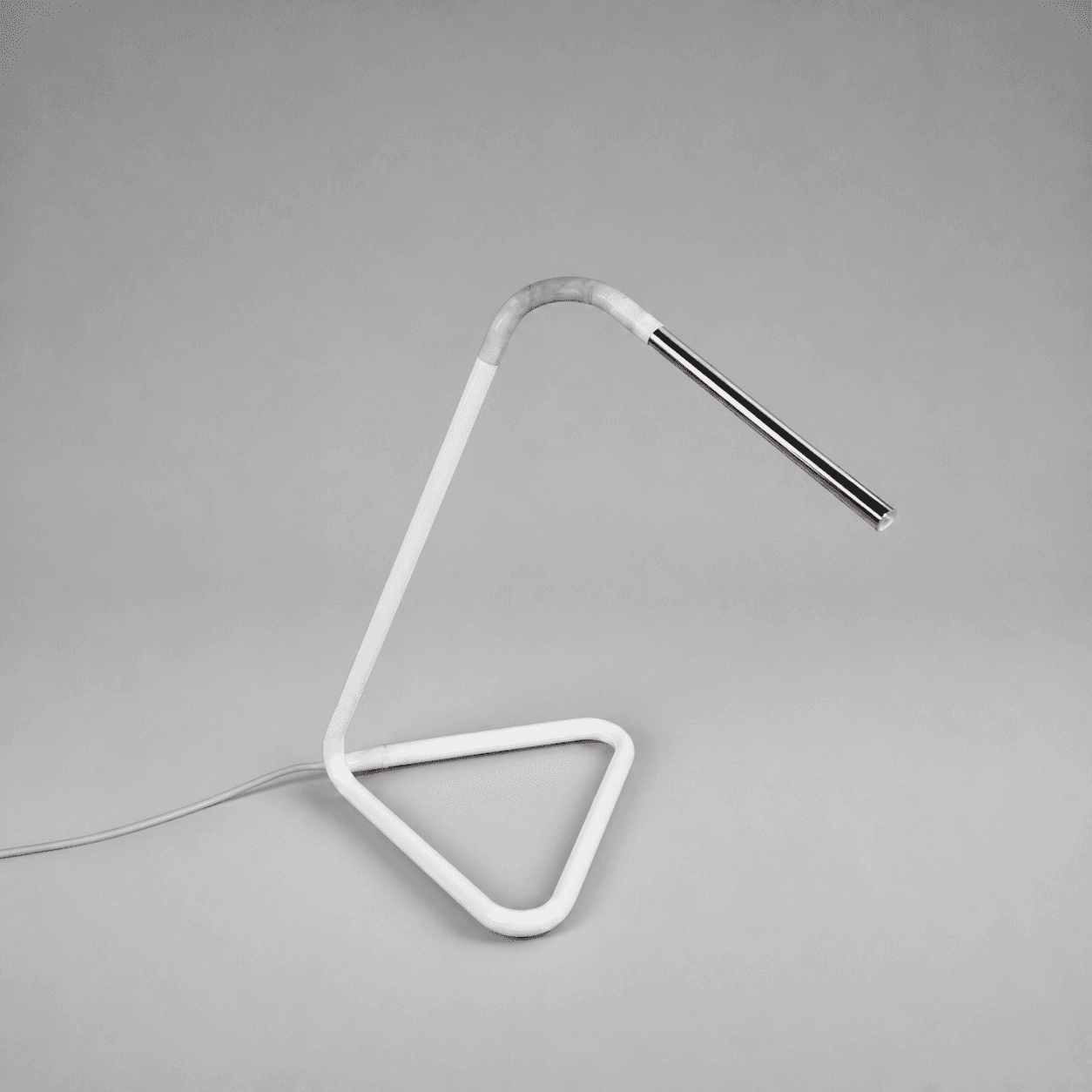 White table lamp with triangular base — Photo 1