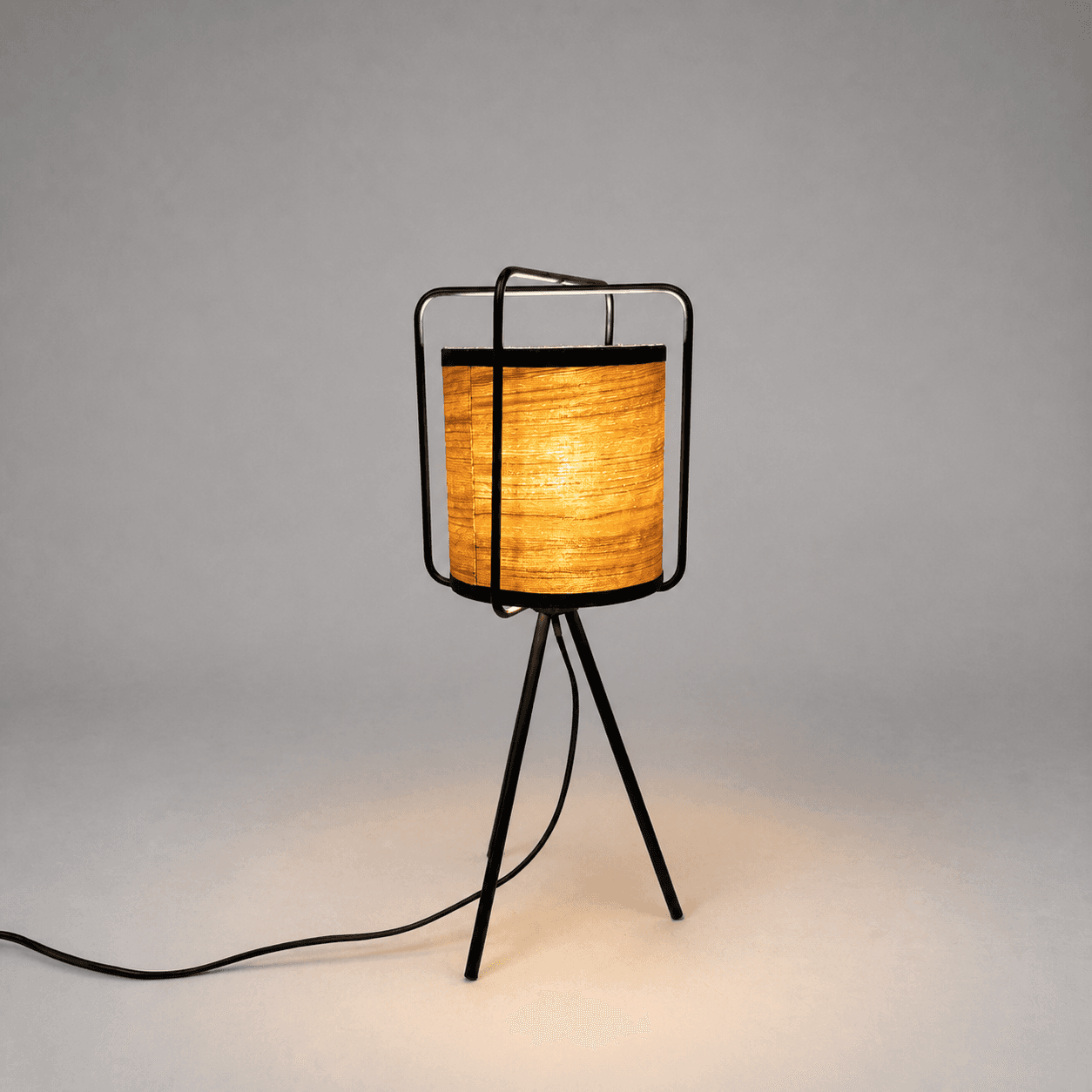 Trojnožková stolní lampa s dřevěným stínidlem — Fotografie 1