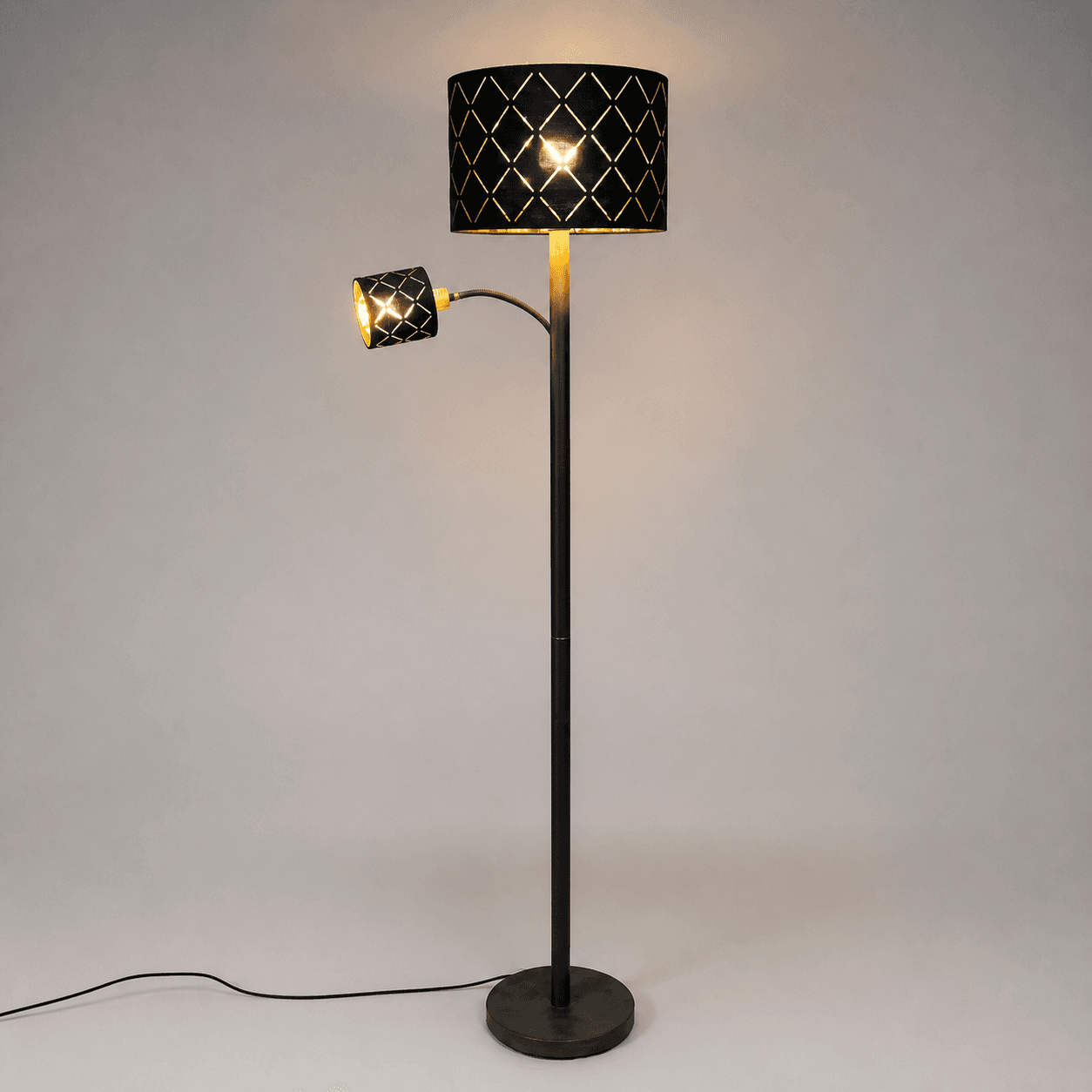 Černá stojací lampa se dvěma děrovanými stínidly — Fotografie 1