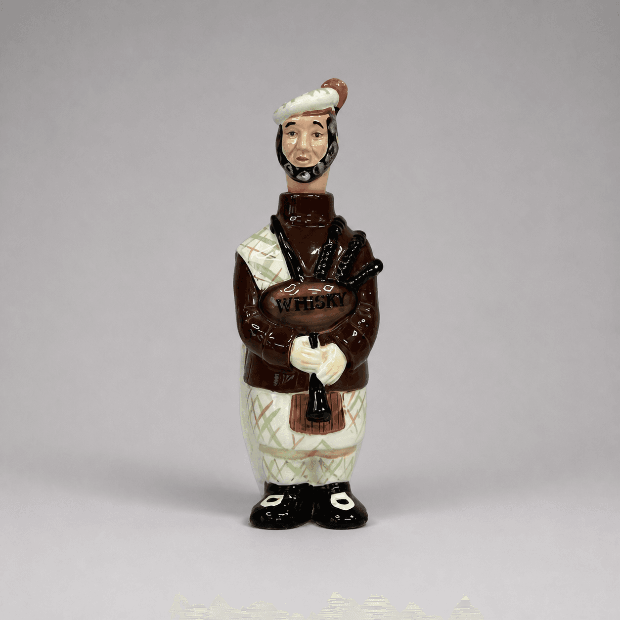 Ceramic figure of a man with a bottle — Photo 1