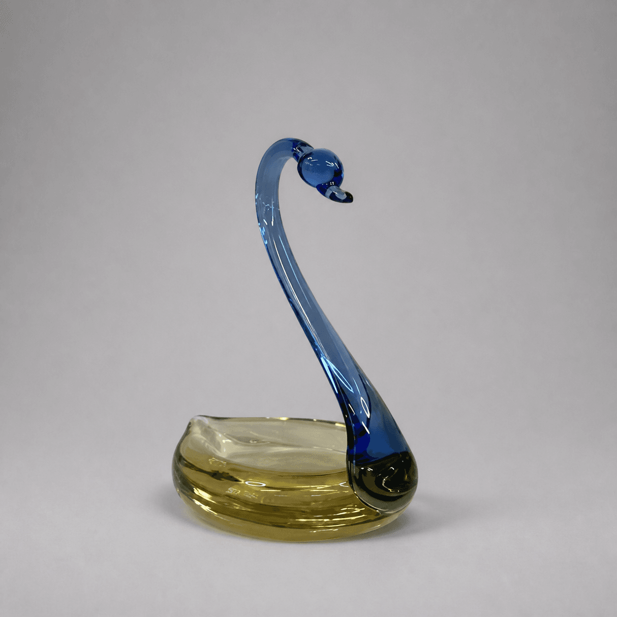 Blue and green glass swan sculpture — Photo 1