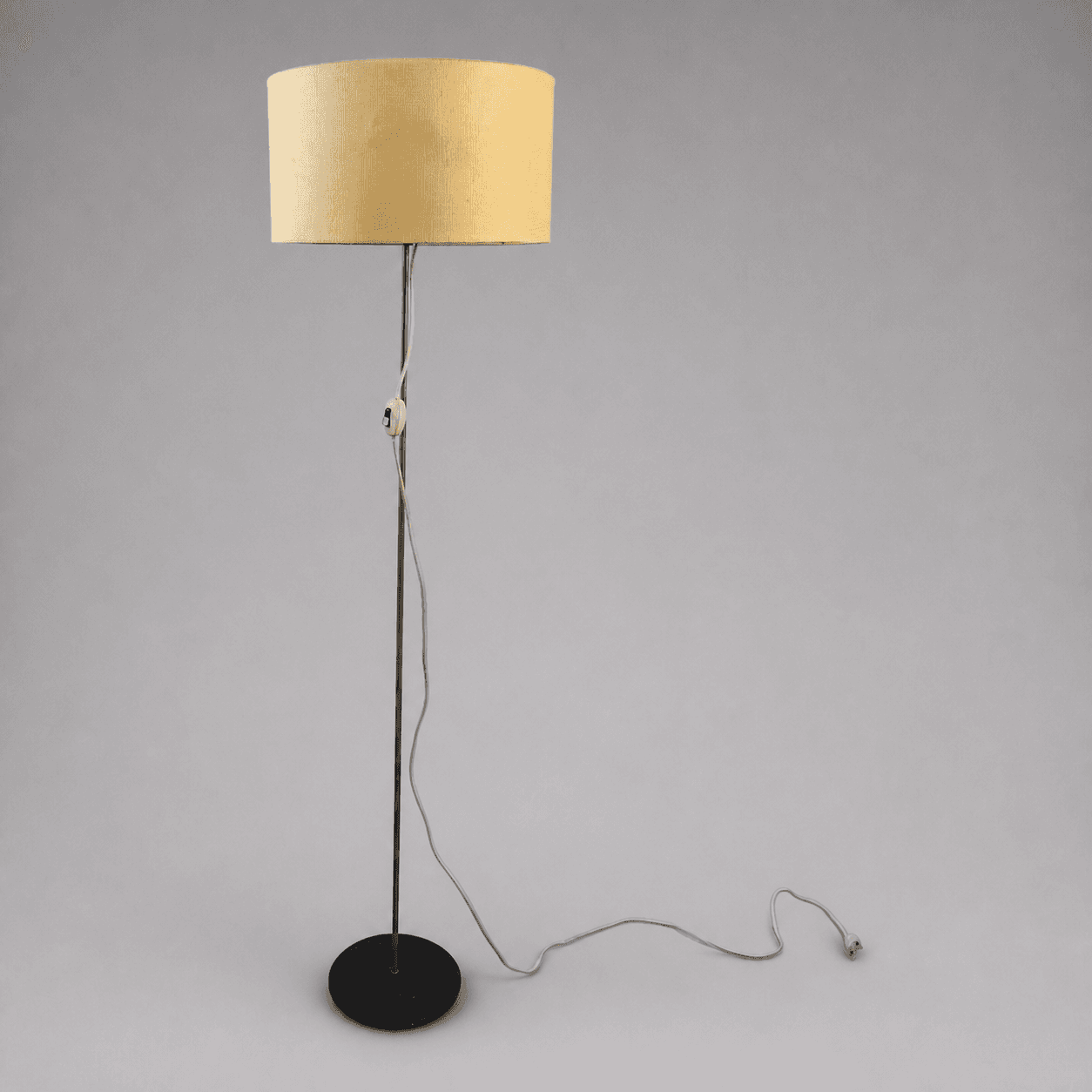 Stehlampe mit beigefarbenem Schirm — Foto 1