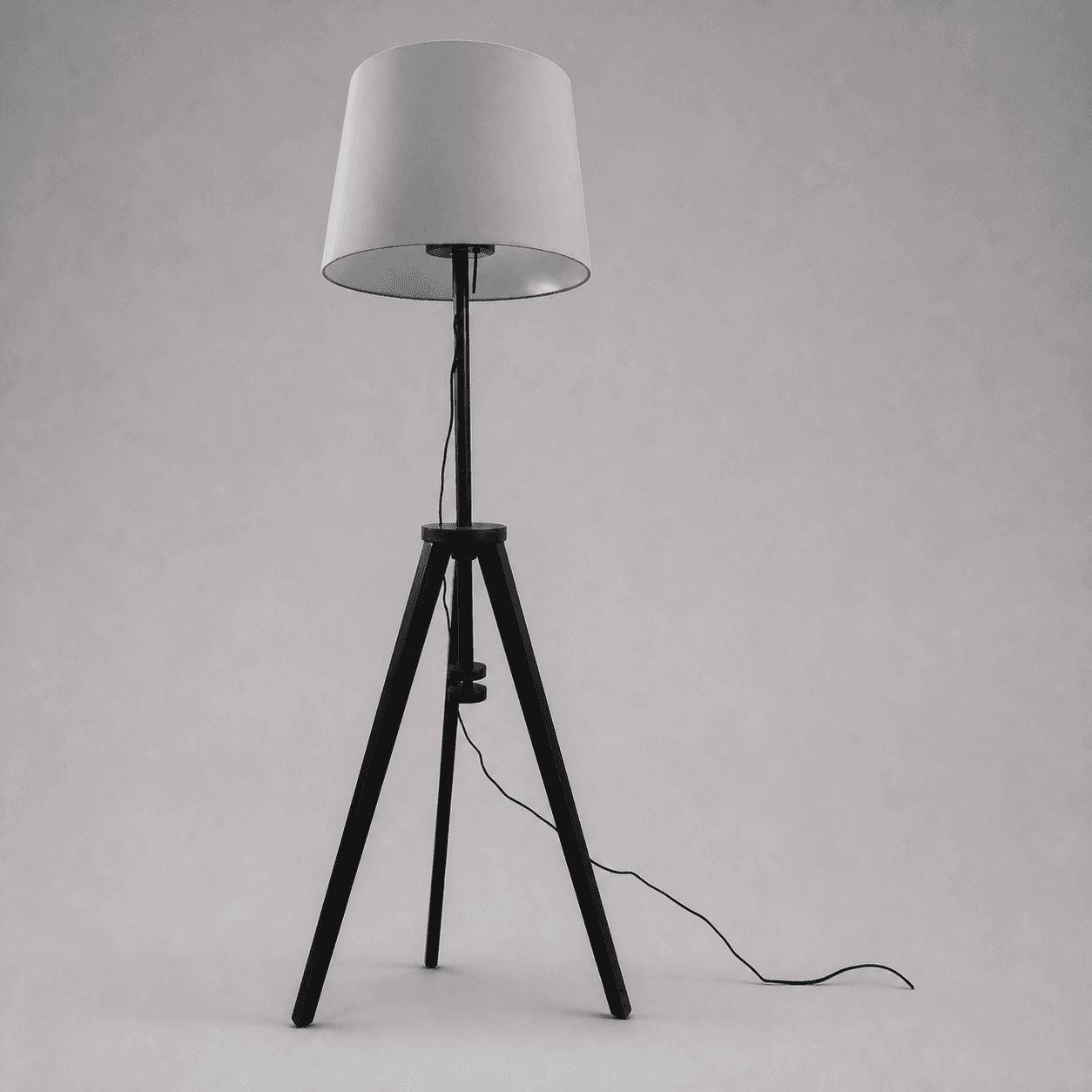 Černá stojací lampa na trojnožce — Fotografie 1