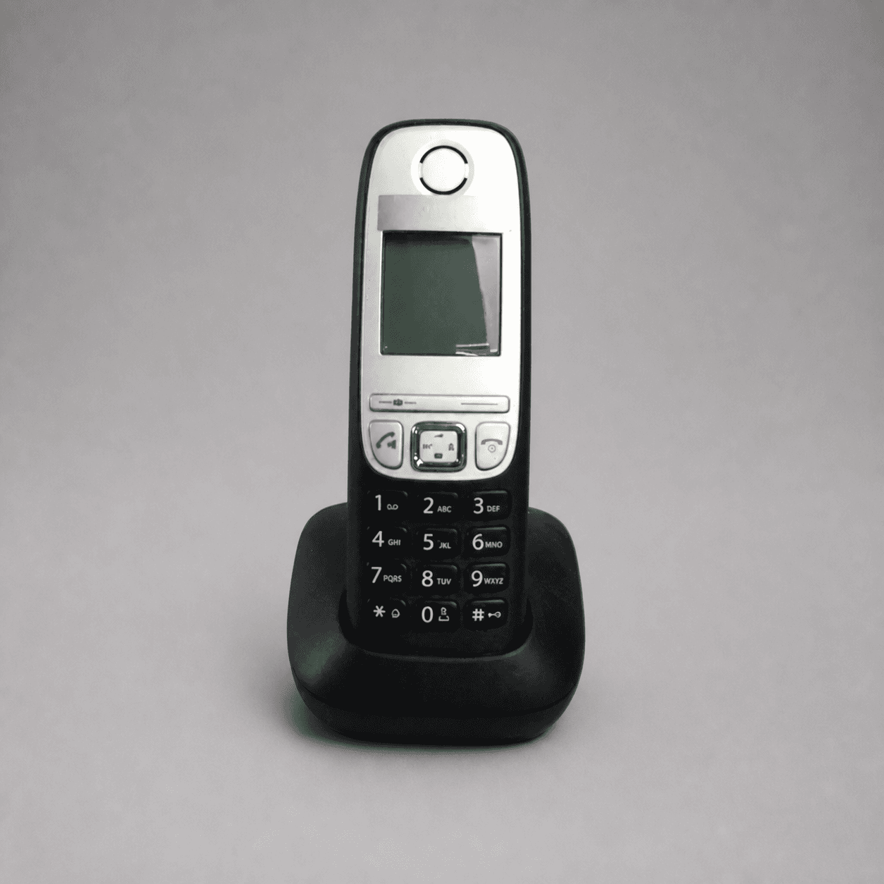 Bílo-černý bezdrátový telefon — Fotografie 1