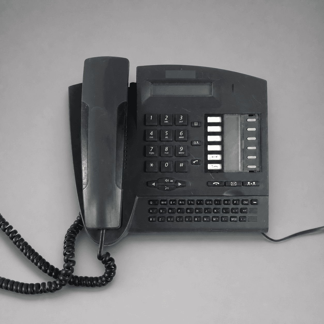 Schwarzes Bürotelefon mit Tastatur — Foto 1