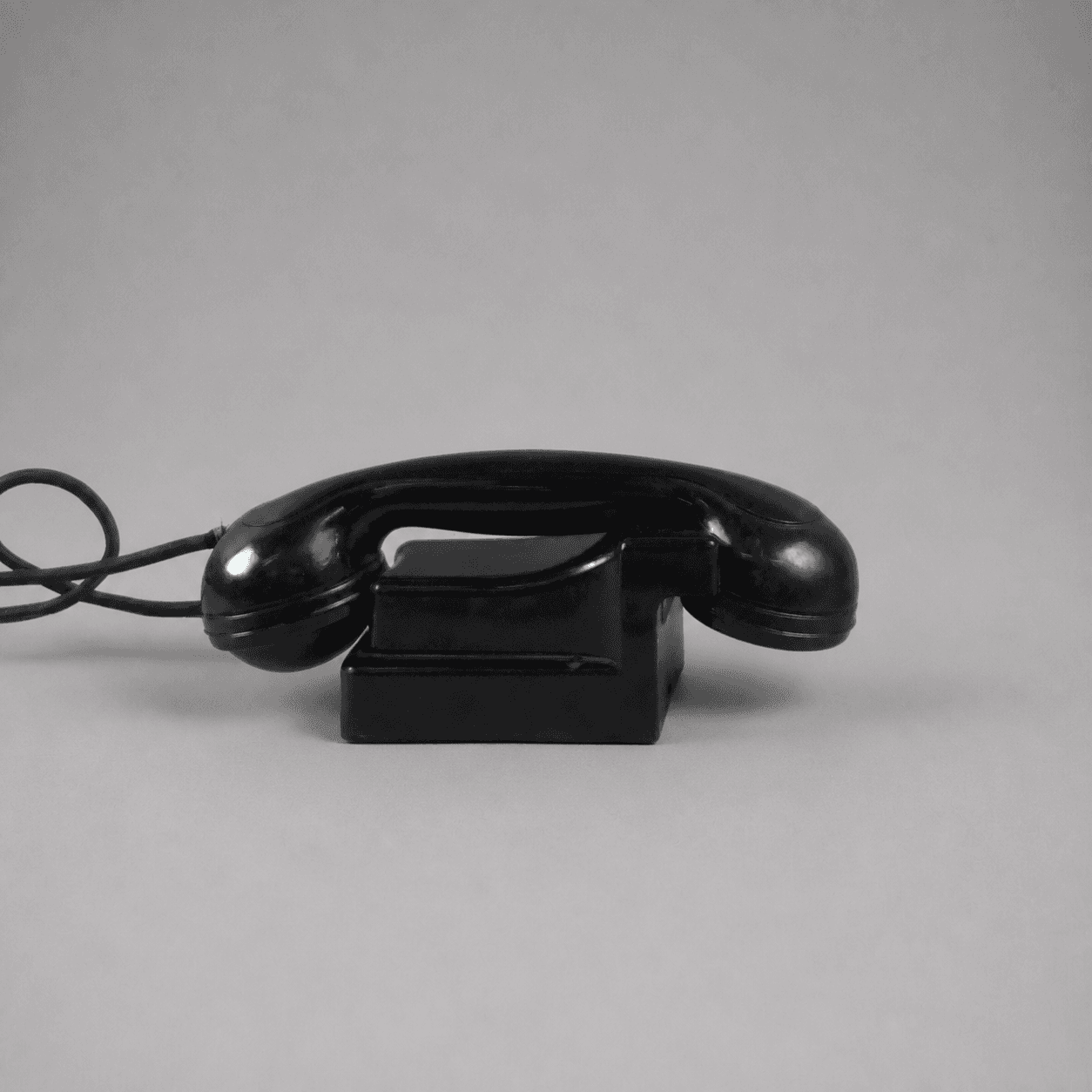 Black telephone set — Photo 1