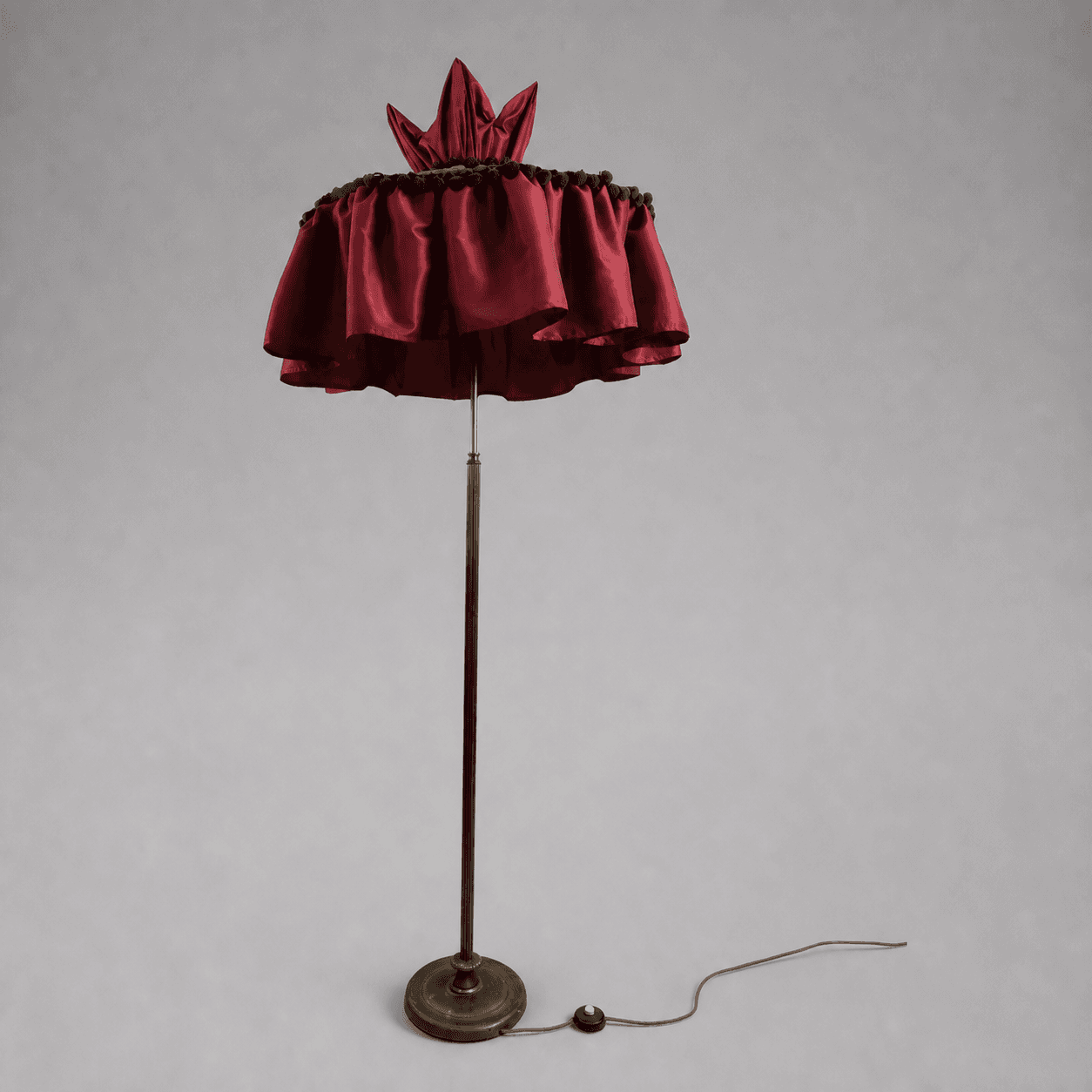 Bordó stojací lampa s řaseným stínidlem — Fotografie 1