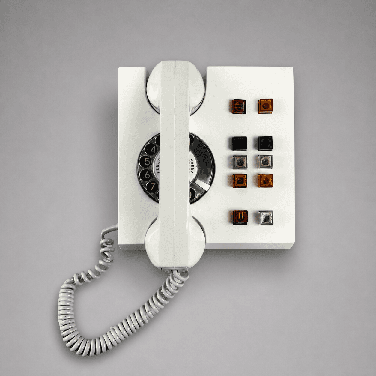 Bílý telefon s barevnými tlačítky — Fotografie 1