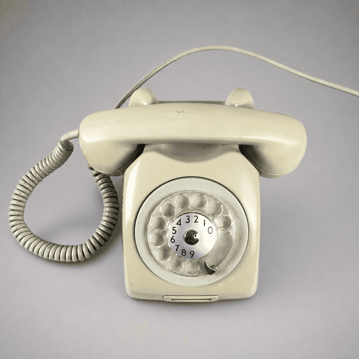 Krémový telefon s otočným číselníkem — Fotografie 1