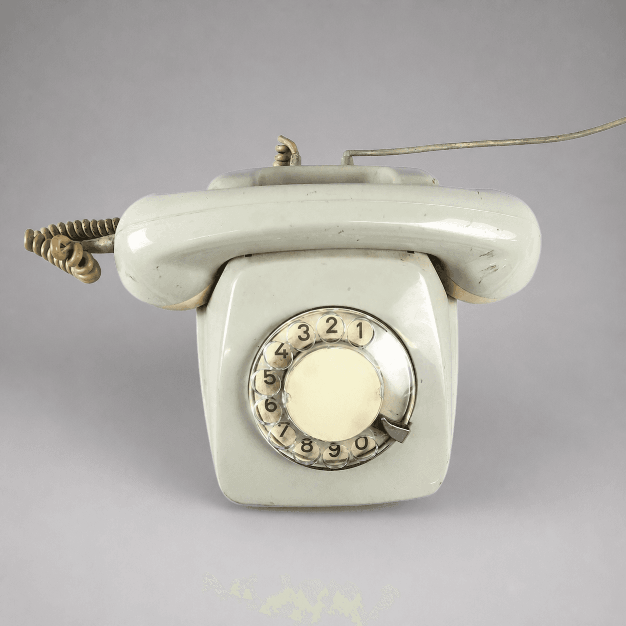 Bílý nouzový telefon s číselníkem — Fotografie 1