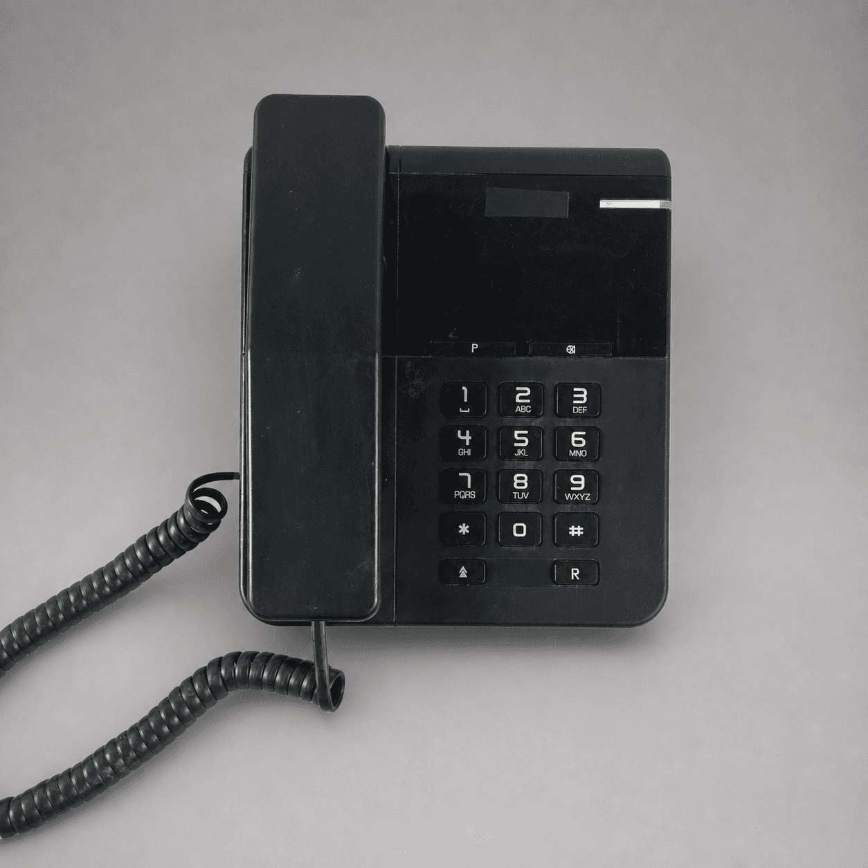 Černý kancelářský telefon s klávesnicí — Fotografie 1