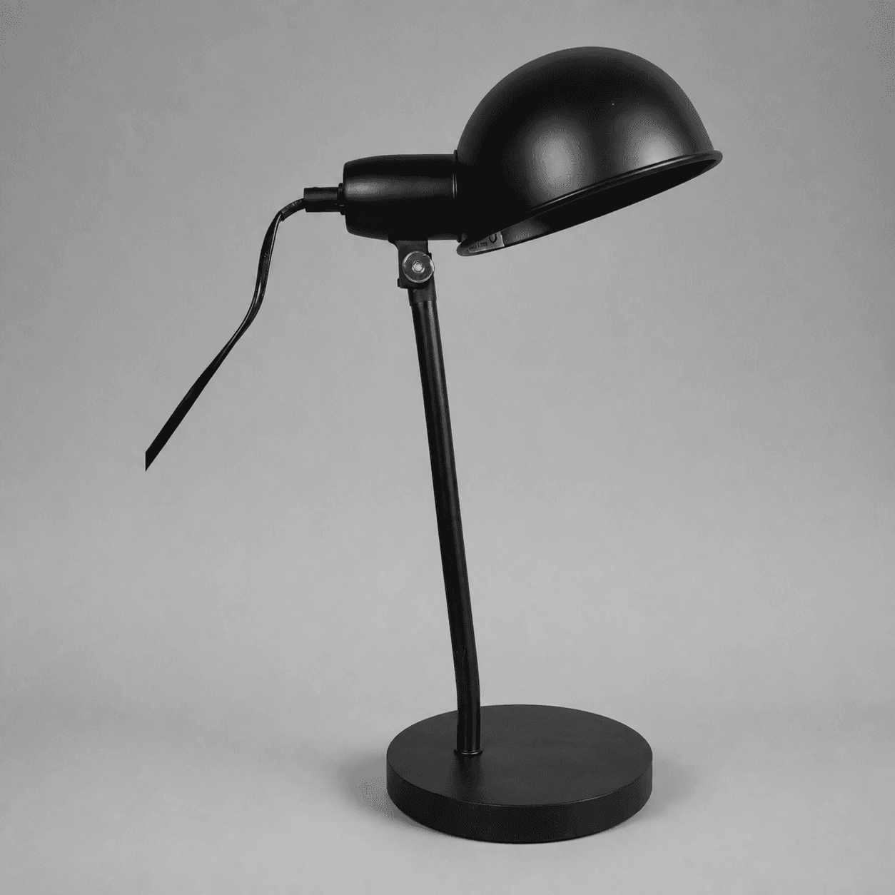 Černá stolní lampa s polokulovitým stínidlem — Fotografie 1