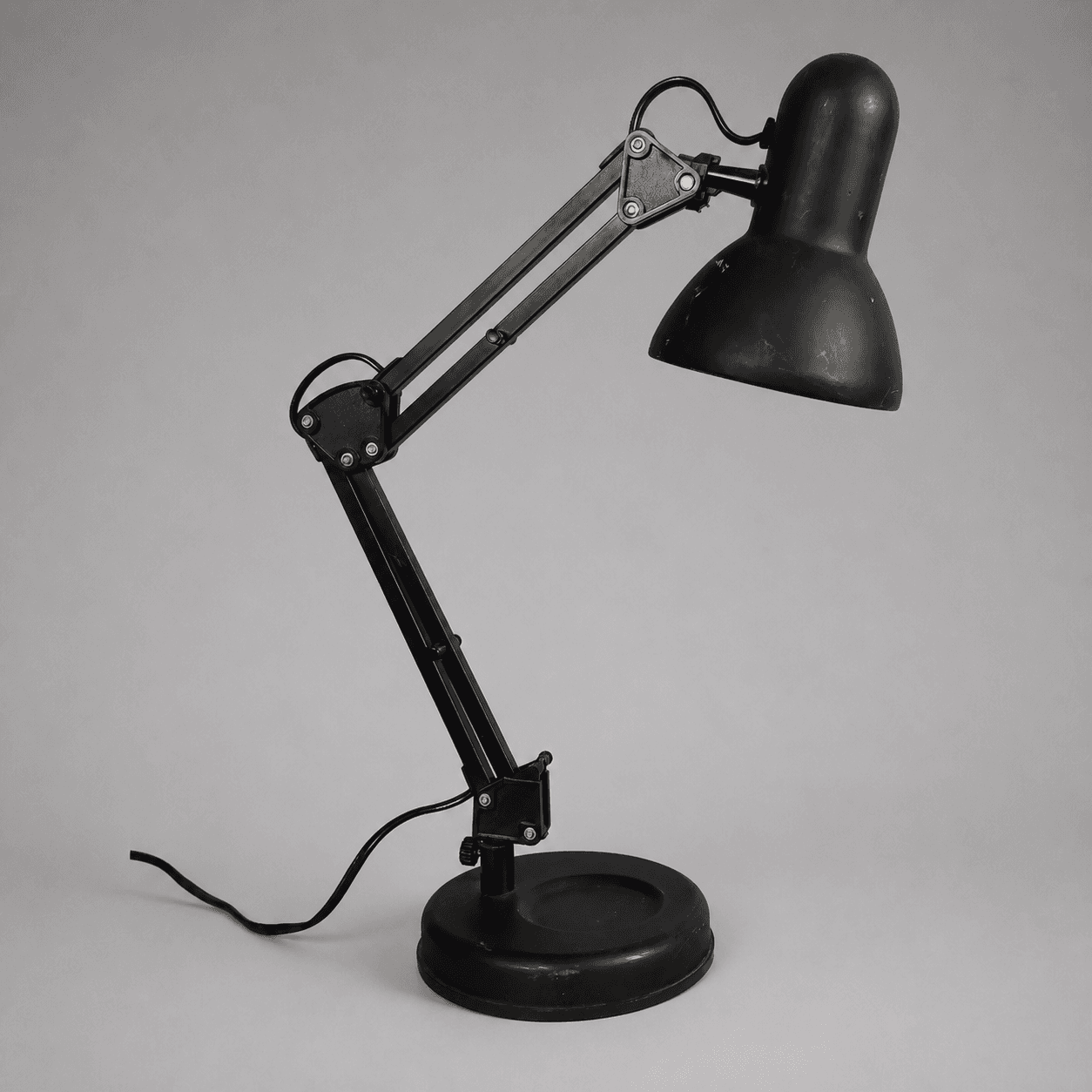 Černá lampa s kloubovým ramenem — Fotografie 1