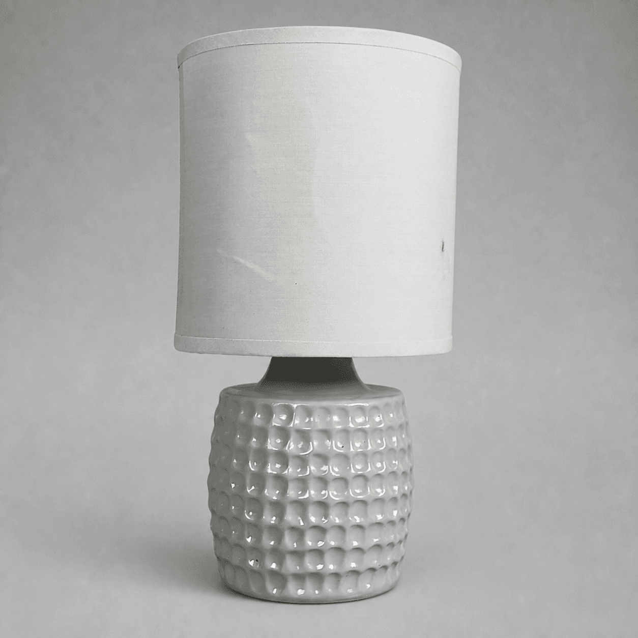 Weiße Tischlampe mit Textilschirm — Foto 1