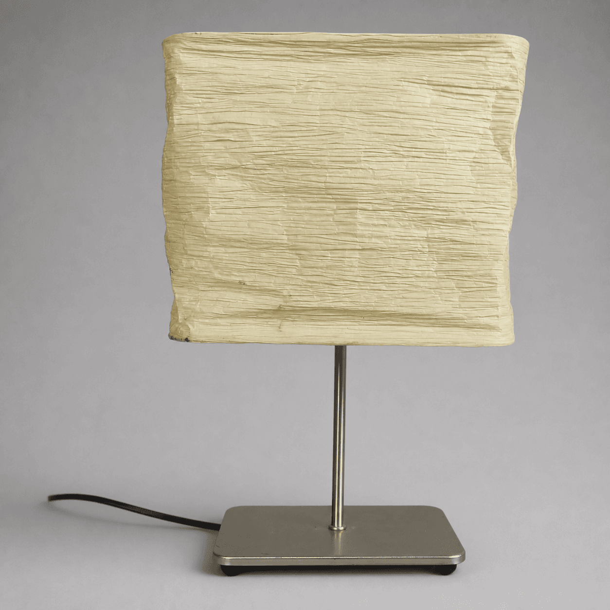 Beigefarbene Tischlampe mit Textilschirm — Foto 1