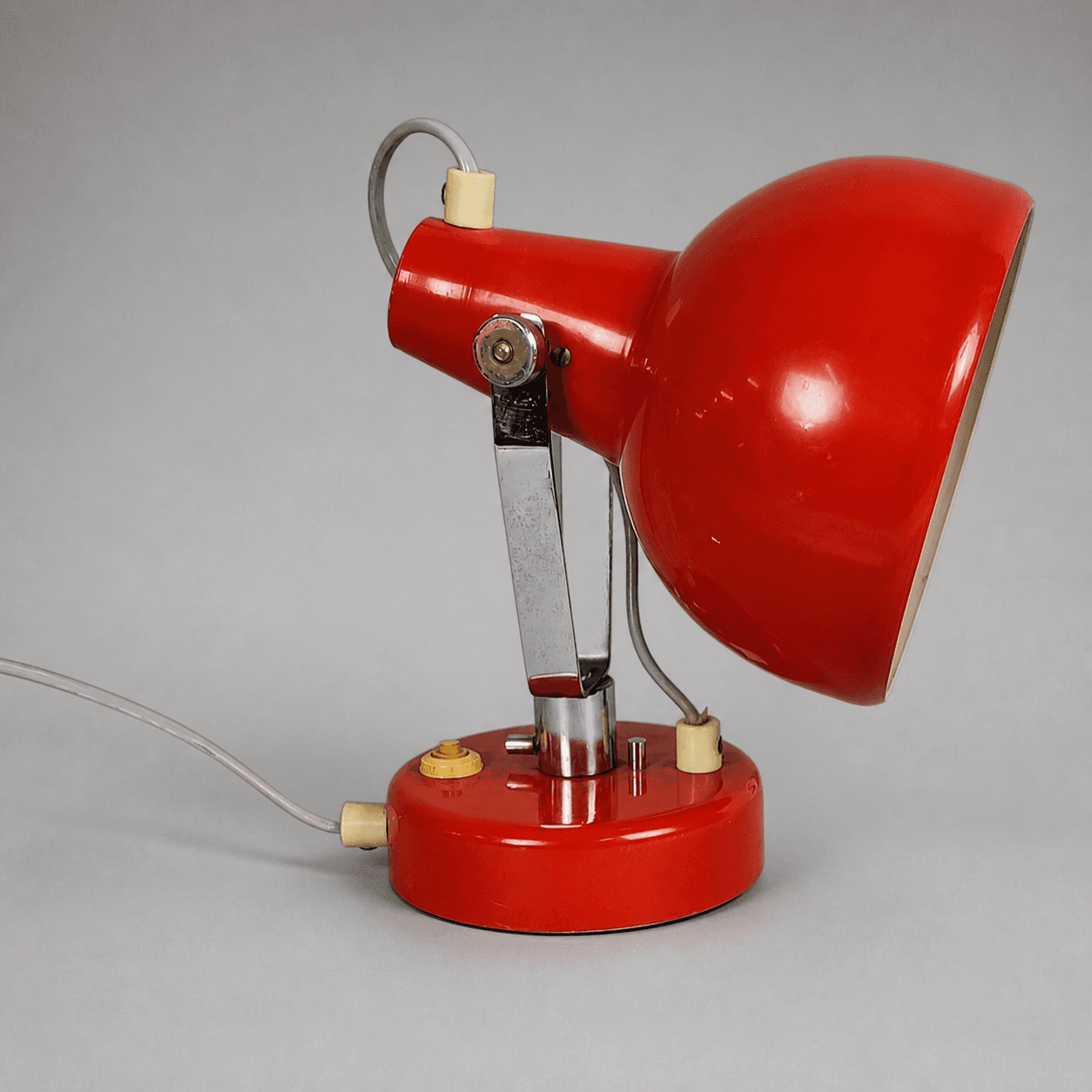 Rote Retrolampe mit verstellbarem Schirm — Foto 1