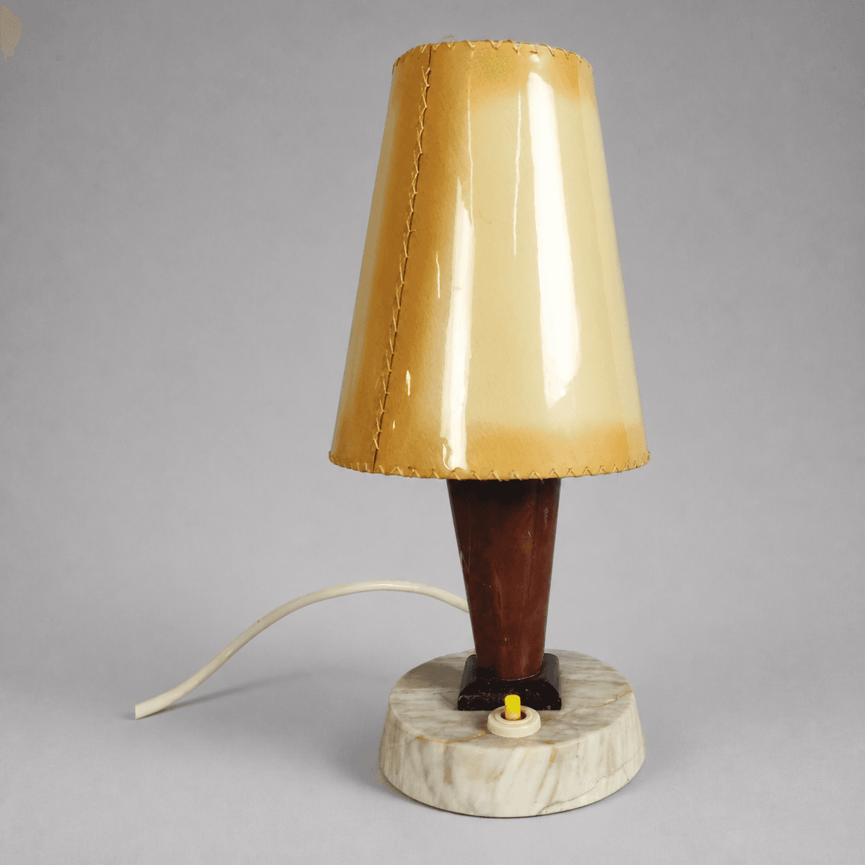 Cremefarbene Lampe mit Marmorsockel — Foto 1