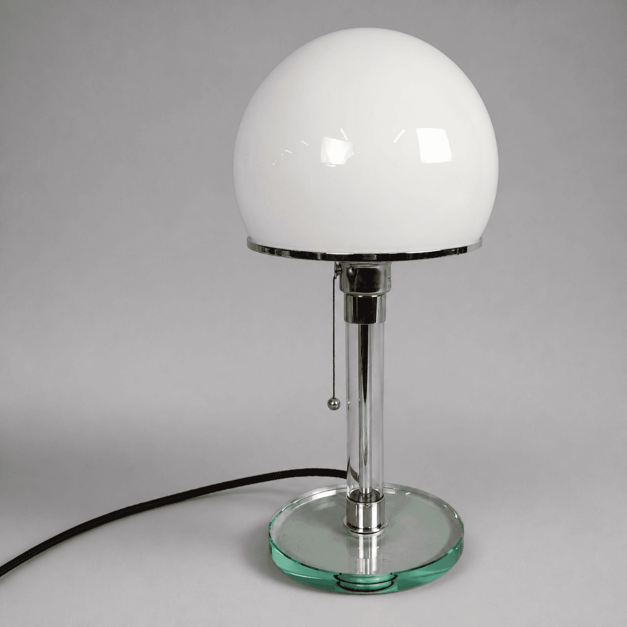 Bílá stolní lampa s kulovitým sklem — Fotografie 1
