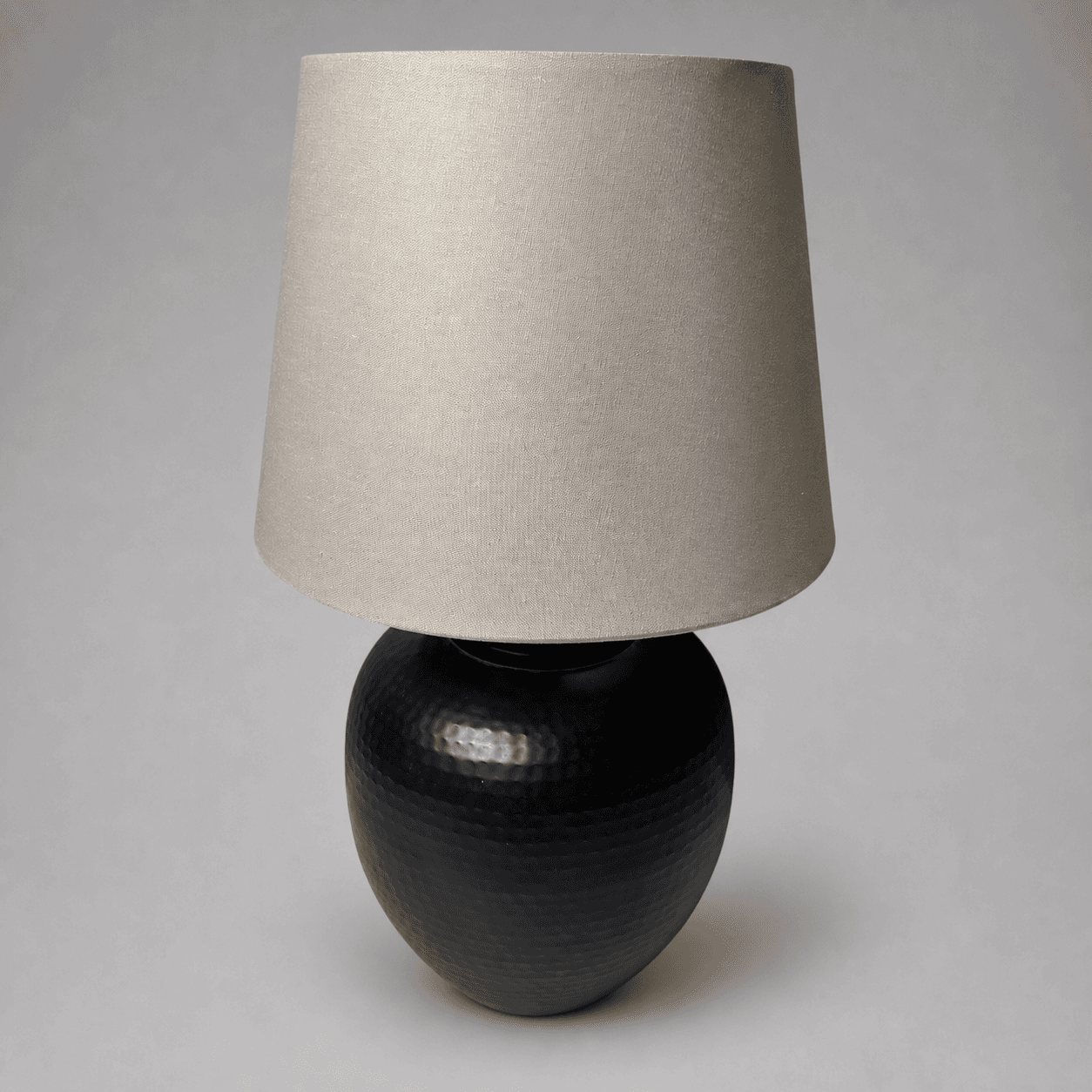Schwarze Lampe mit grauem Schirm — Foto 1