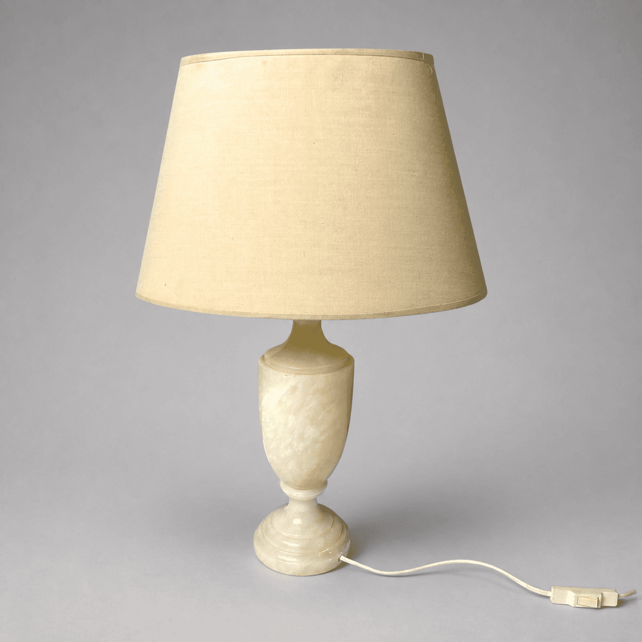 Krémová lampa s mramorovanou základnou — Fotografie 1