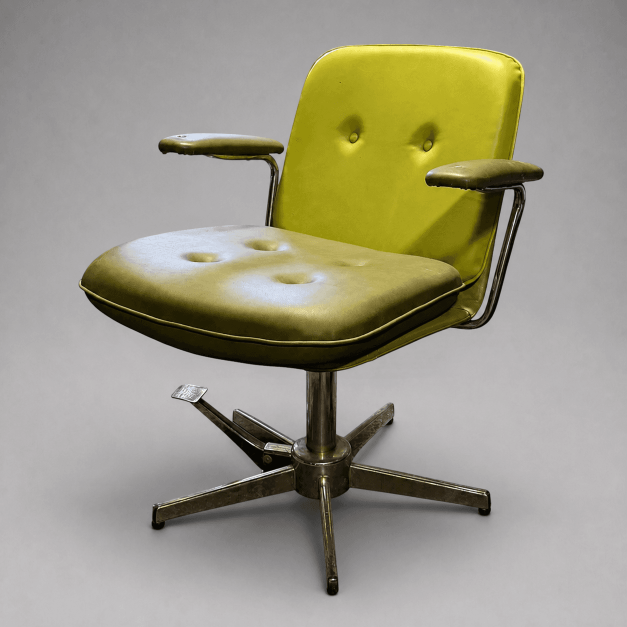 Yellow-green armchair with a metal base — Photo 1