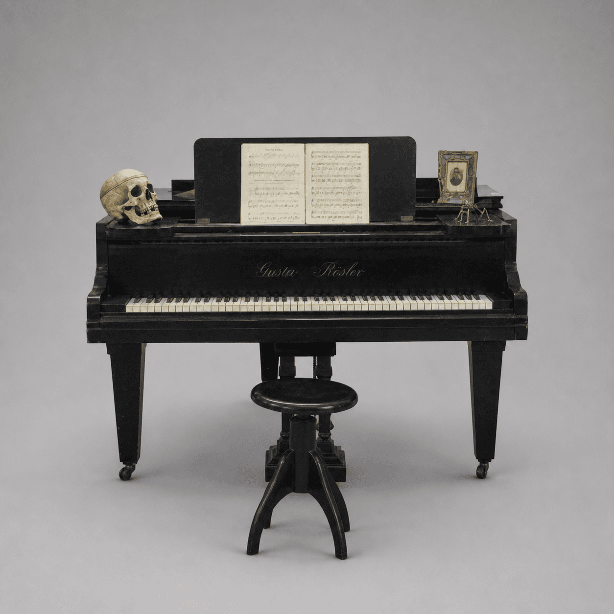 Pianino Gustav Rösler s černou skříní — Fotografie 1