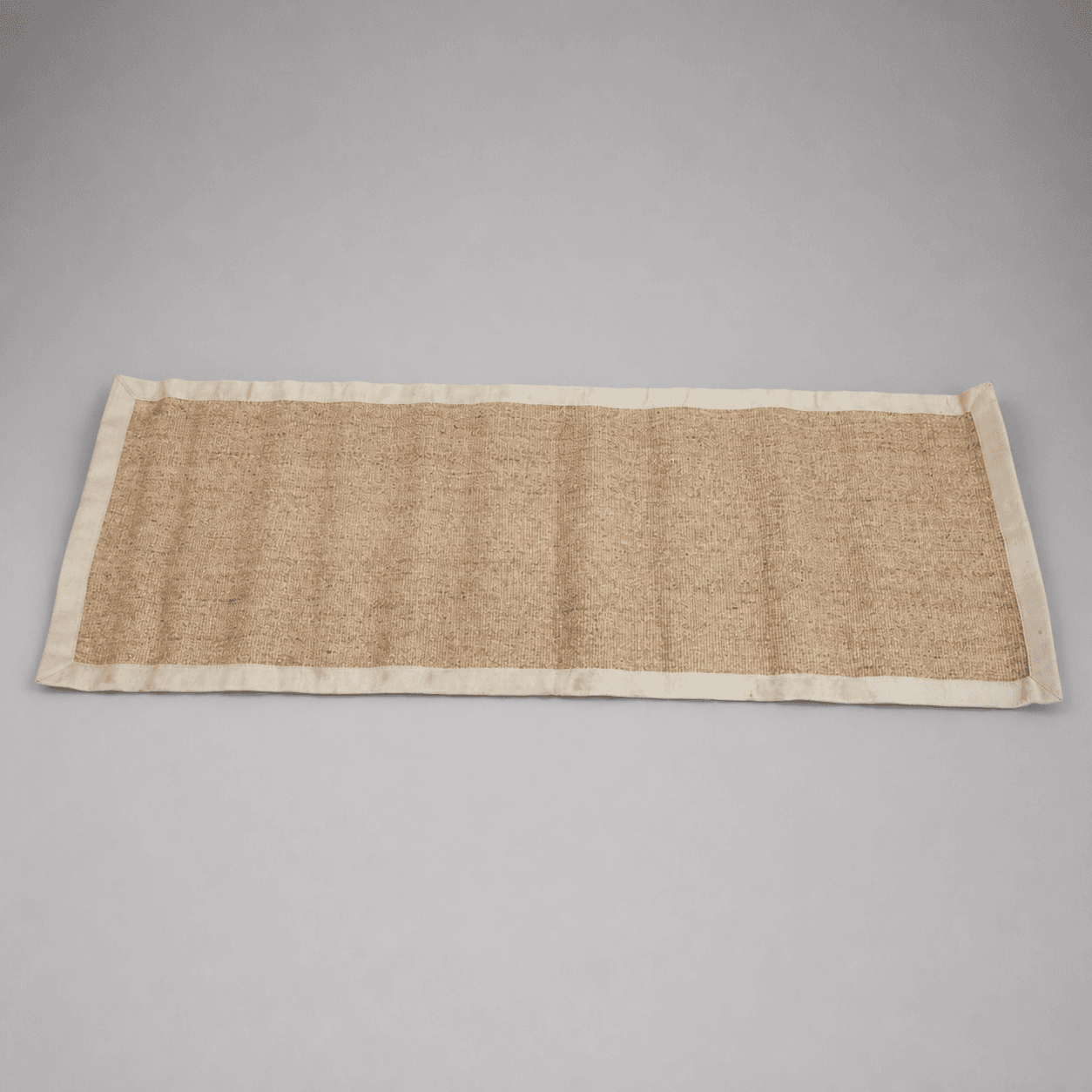 Beige rug with a light border — Photo 1