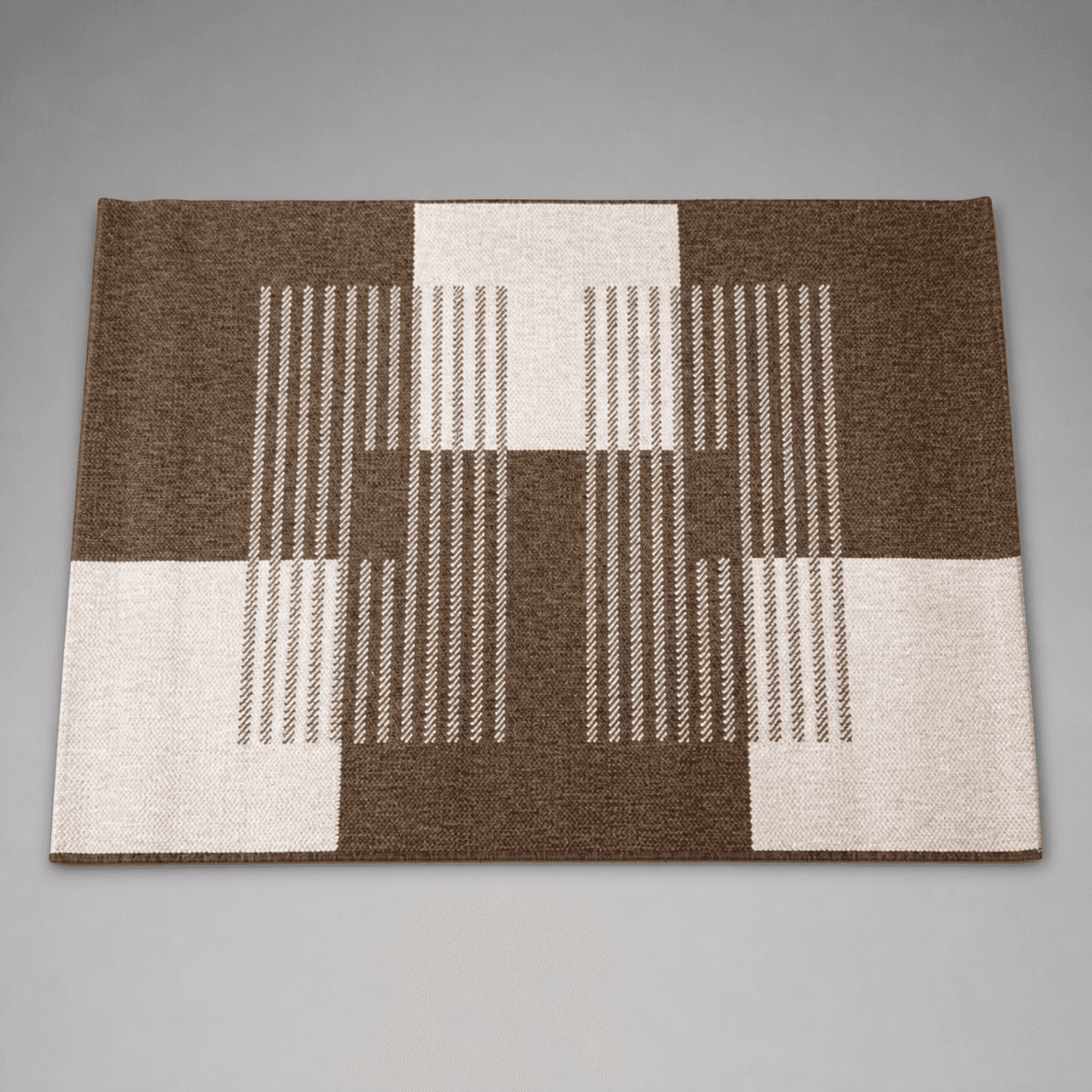 Braunbeiger Teppich mit linearem Muster — Foto 1