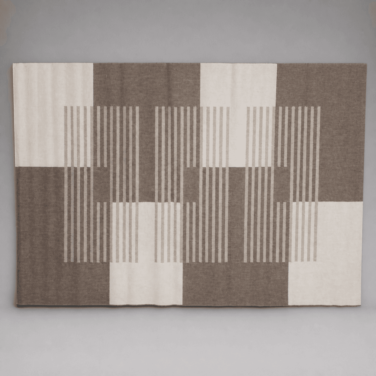 Braunbeiger Teppich mit linearem Muster — Foto 1