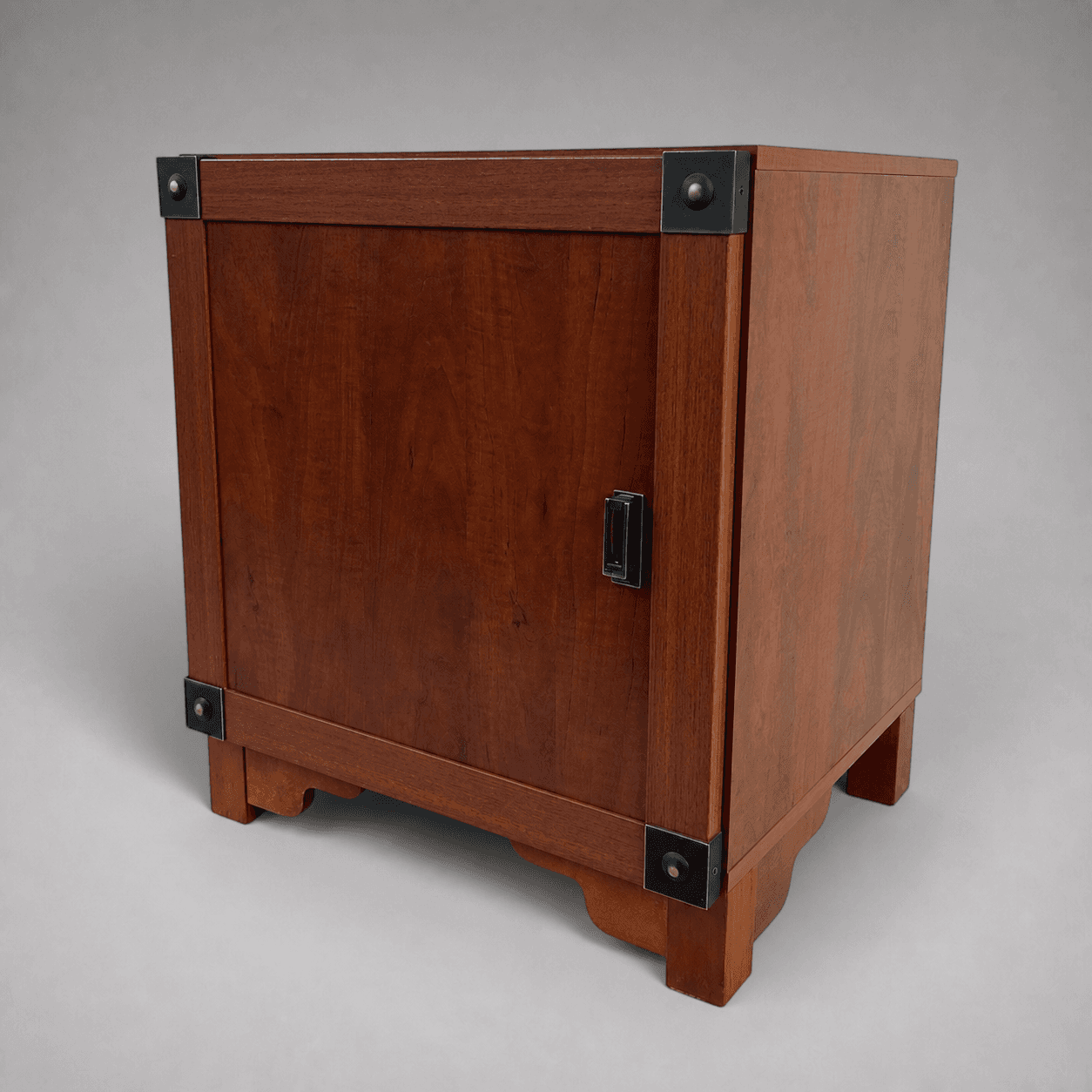 Brauner Schrank mit Tür und Metalldetails — Foto 1