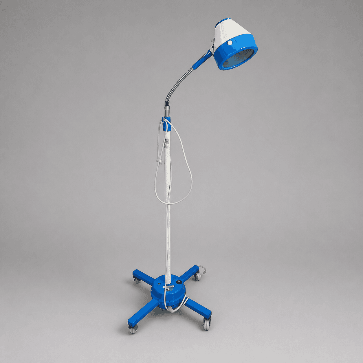 Stehlampe mit blauem Schirm — Foto 1