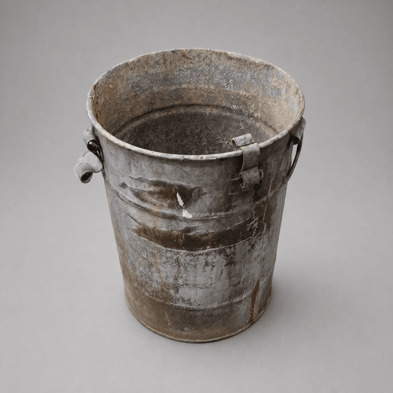 Metalleimer mit seitlichen Griffen — Foto 1