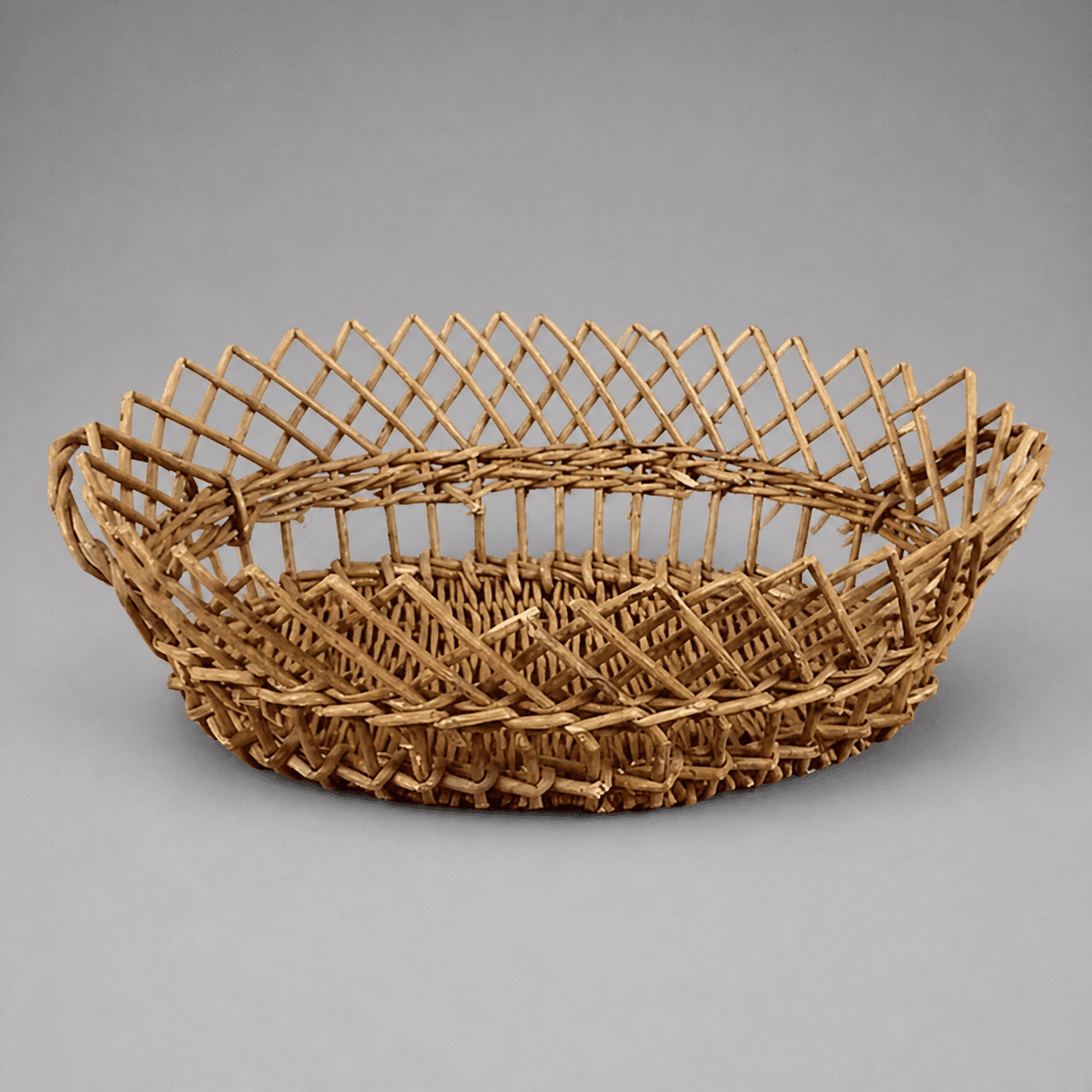 Oval wicker basket with lattice rim — Photo 1