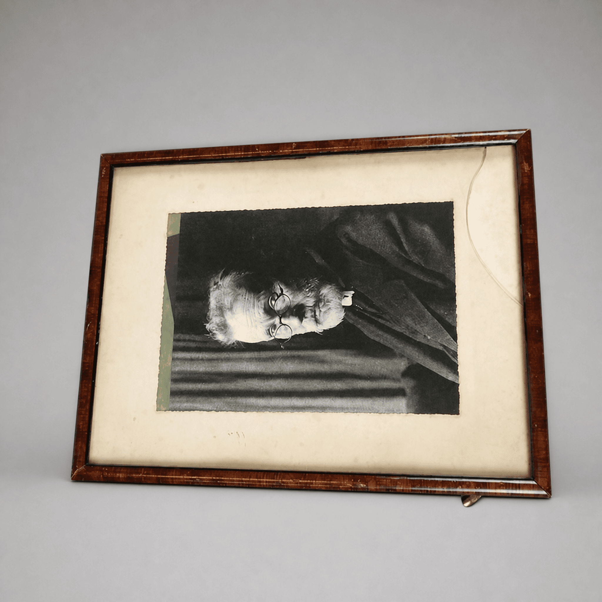 Rámovaný portrét muže s brýlemi — Fotografie 1