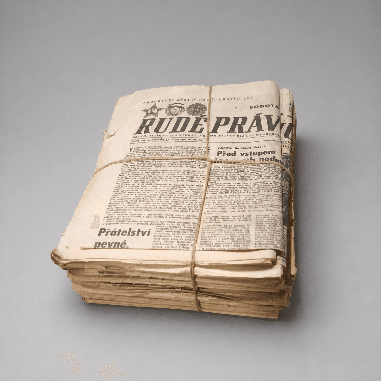 Gebündelter Stapel der Zeitung Rudé právo — Foto 1