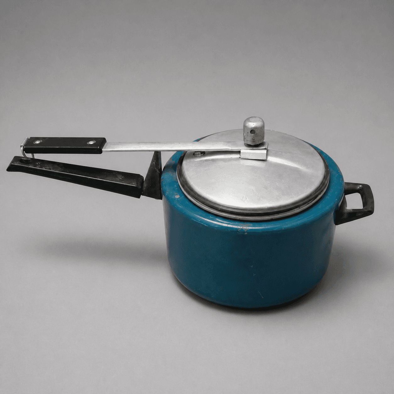 Blauer Schnellkochtopf mit Deckel — Foto 1
