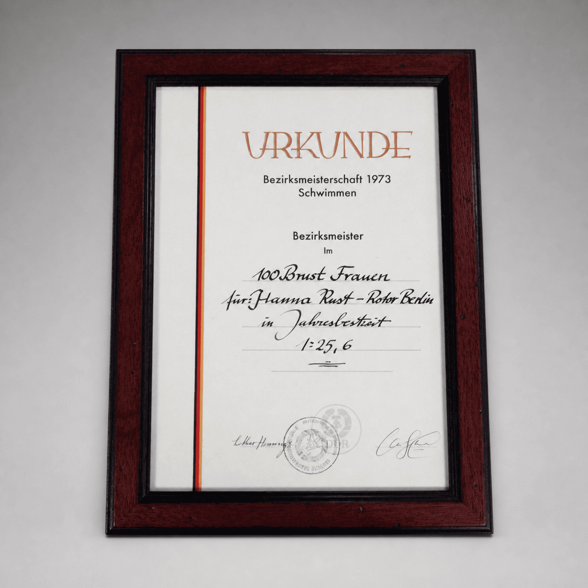 Rámovaný plavecký certifikát z roku 1973 — Fotografie 1