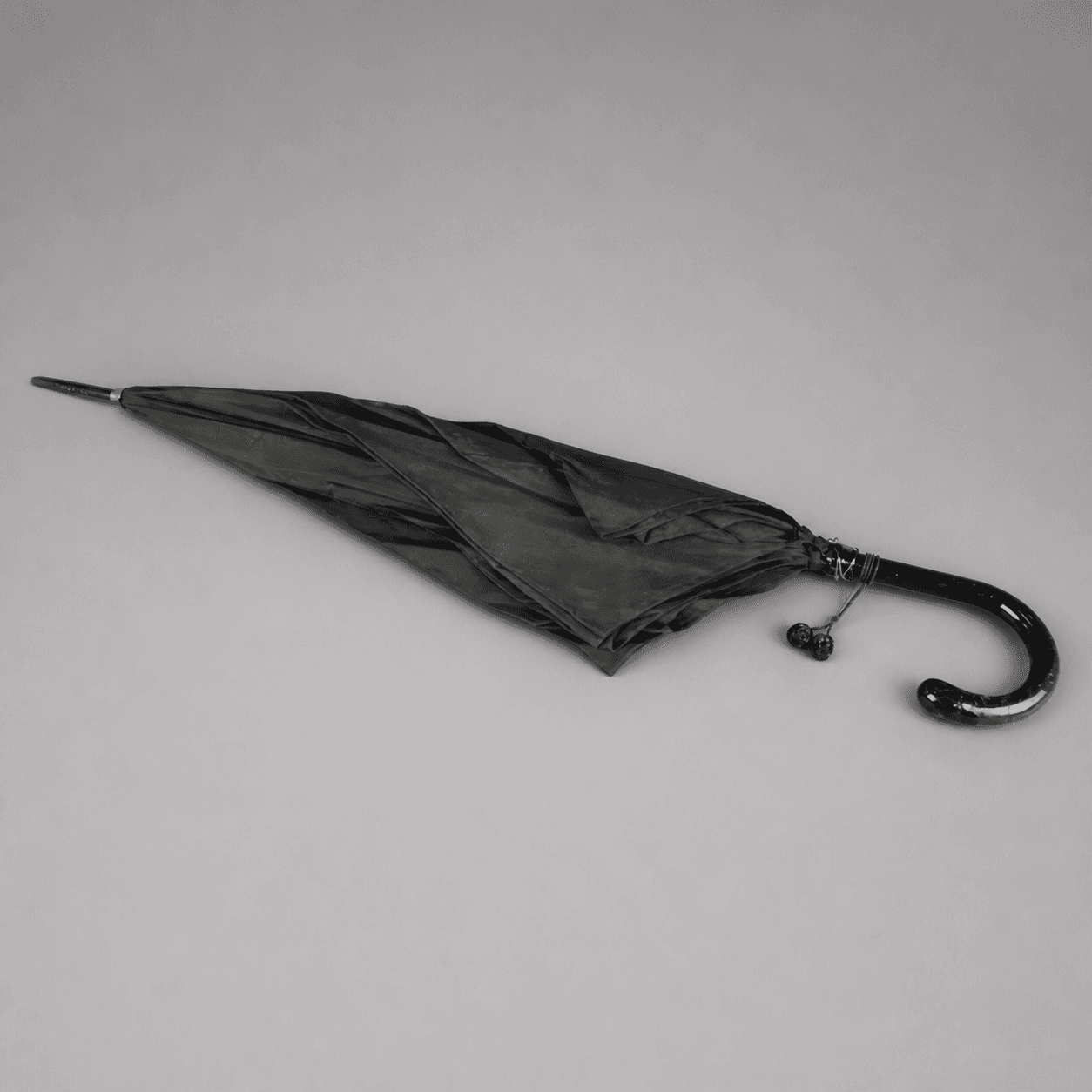 Black umbrella with curved handle — Photo 1