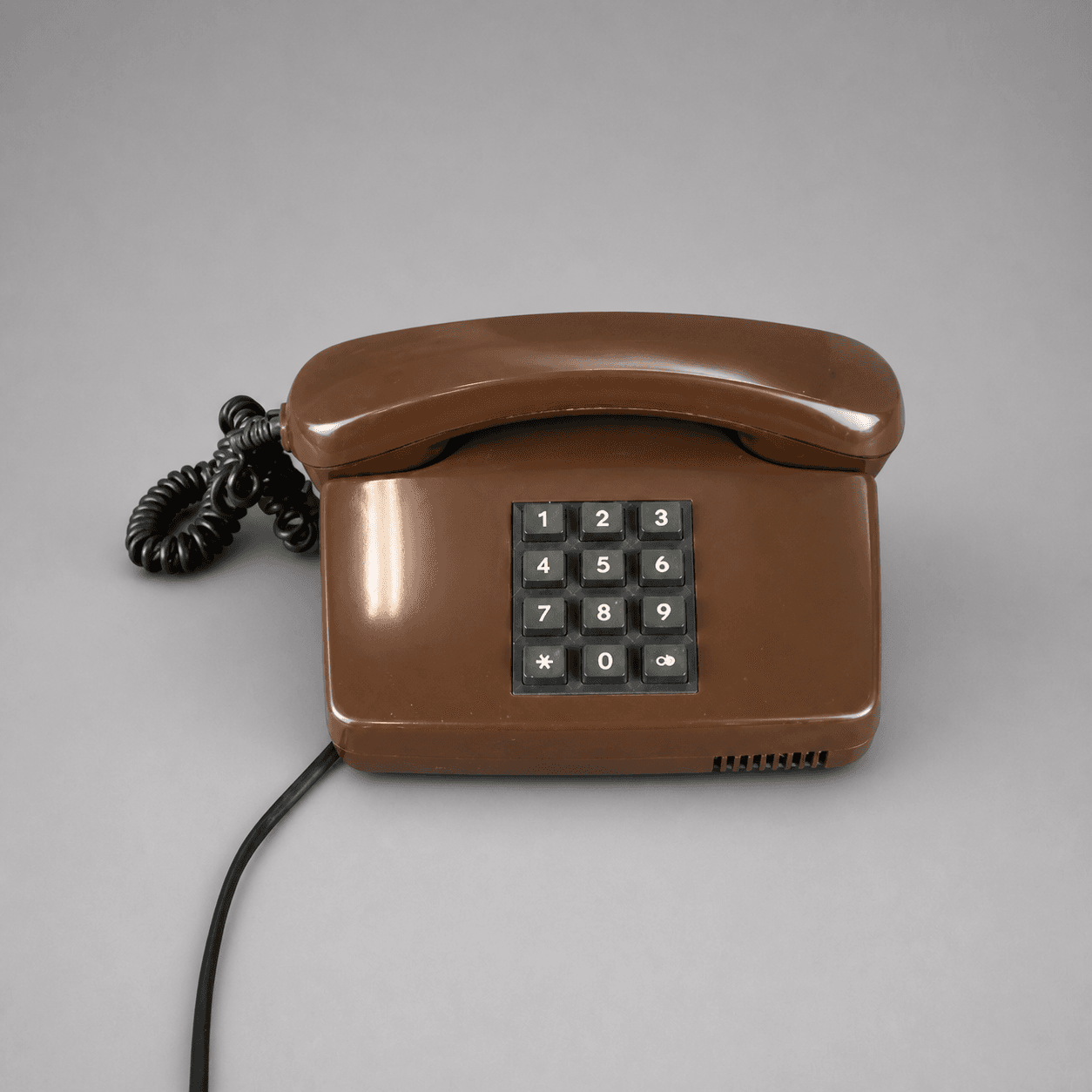 Brauner Telefonapparat mit Tastatur — Foto 1