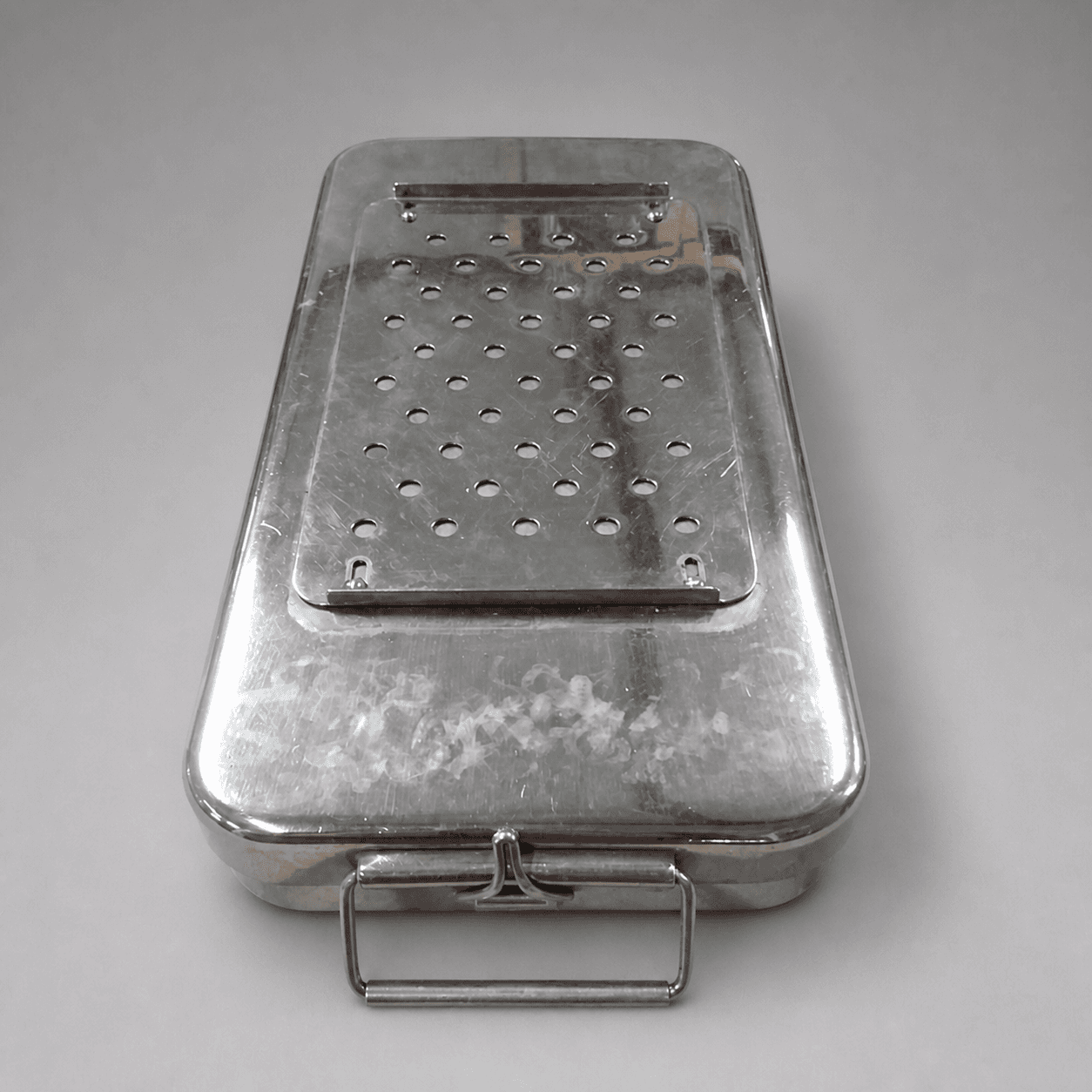 Metallbox mit perforiertem Deckel — Foto 1