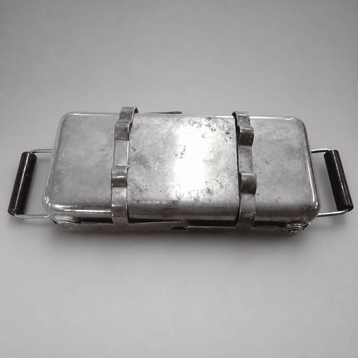 Metallbox mit Griffen — Foto 1