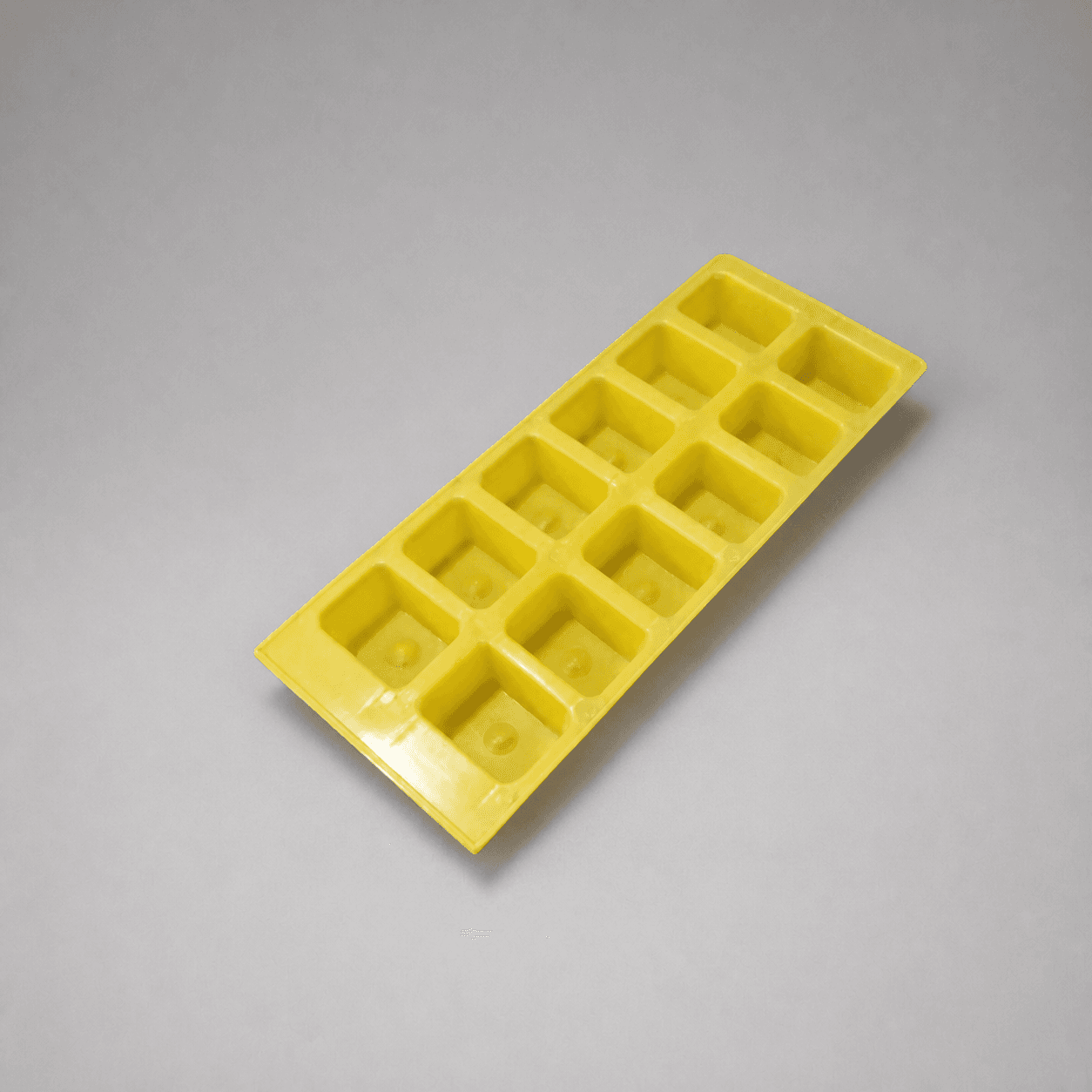 Yellow plastic ice tray — Photo 1
