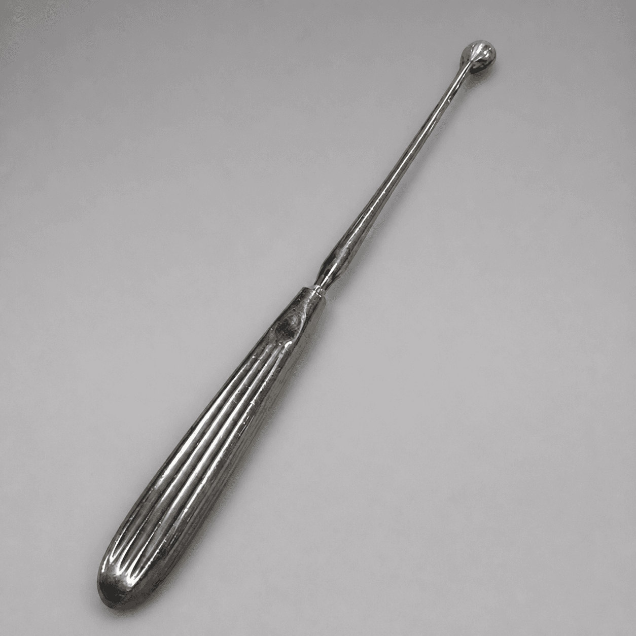 Metallinstrument mit Kugelende — Foto 1