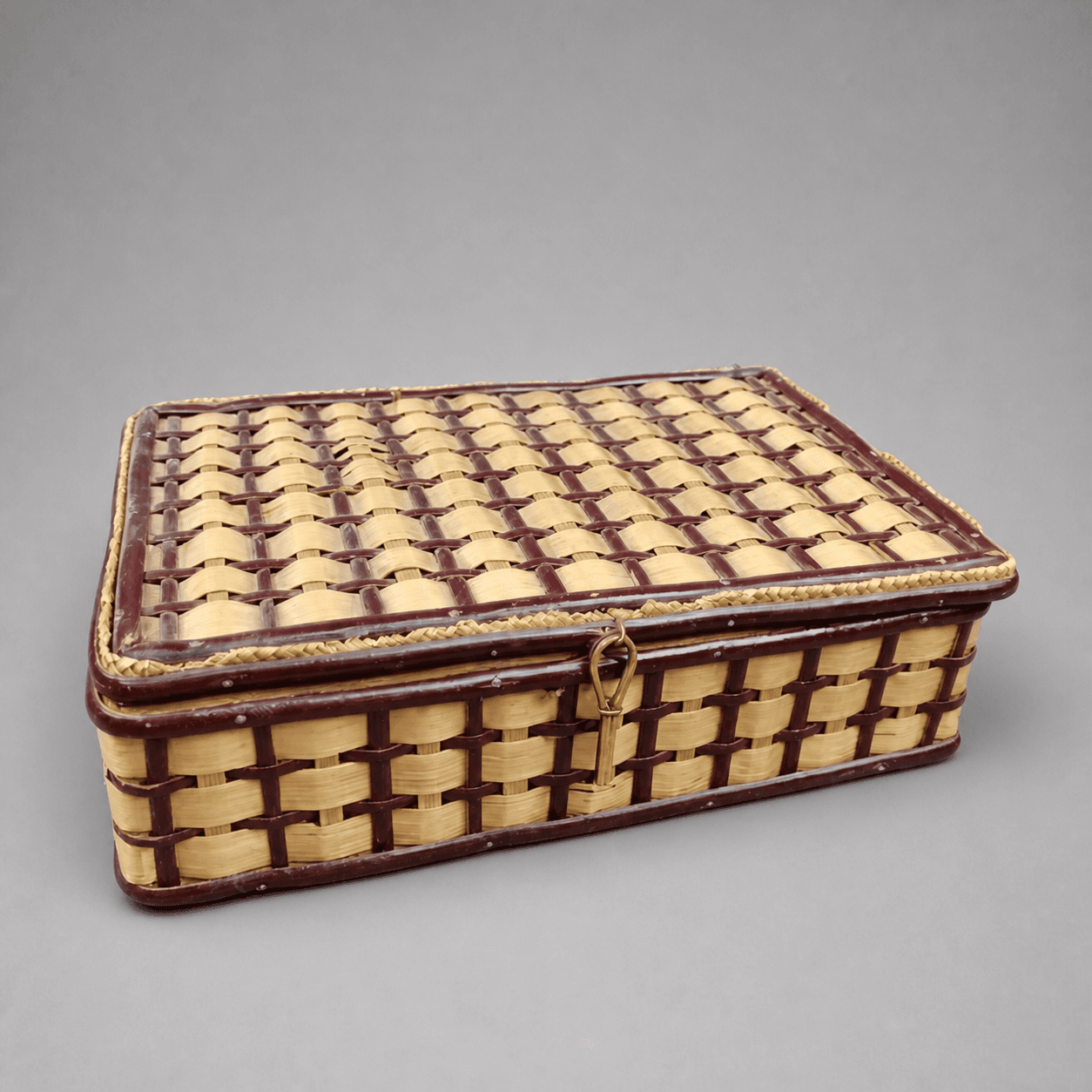 Woven basket with lid — Photo 1