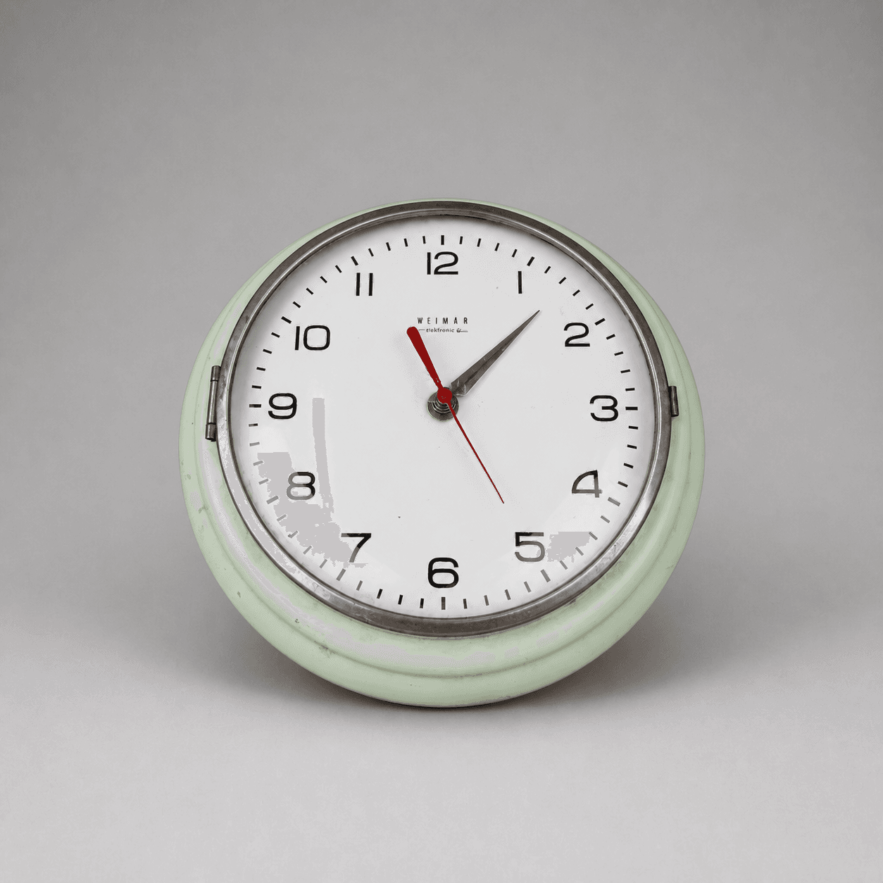 Mintfarbene Wanduhr mit Metallrand — Foto 1