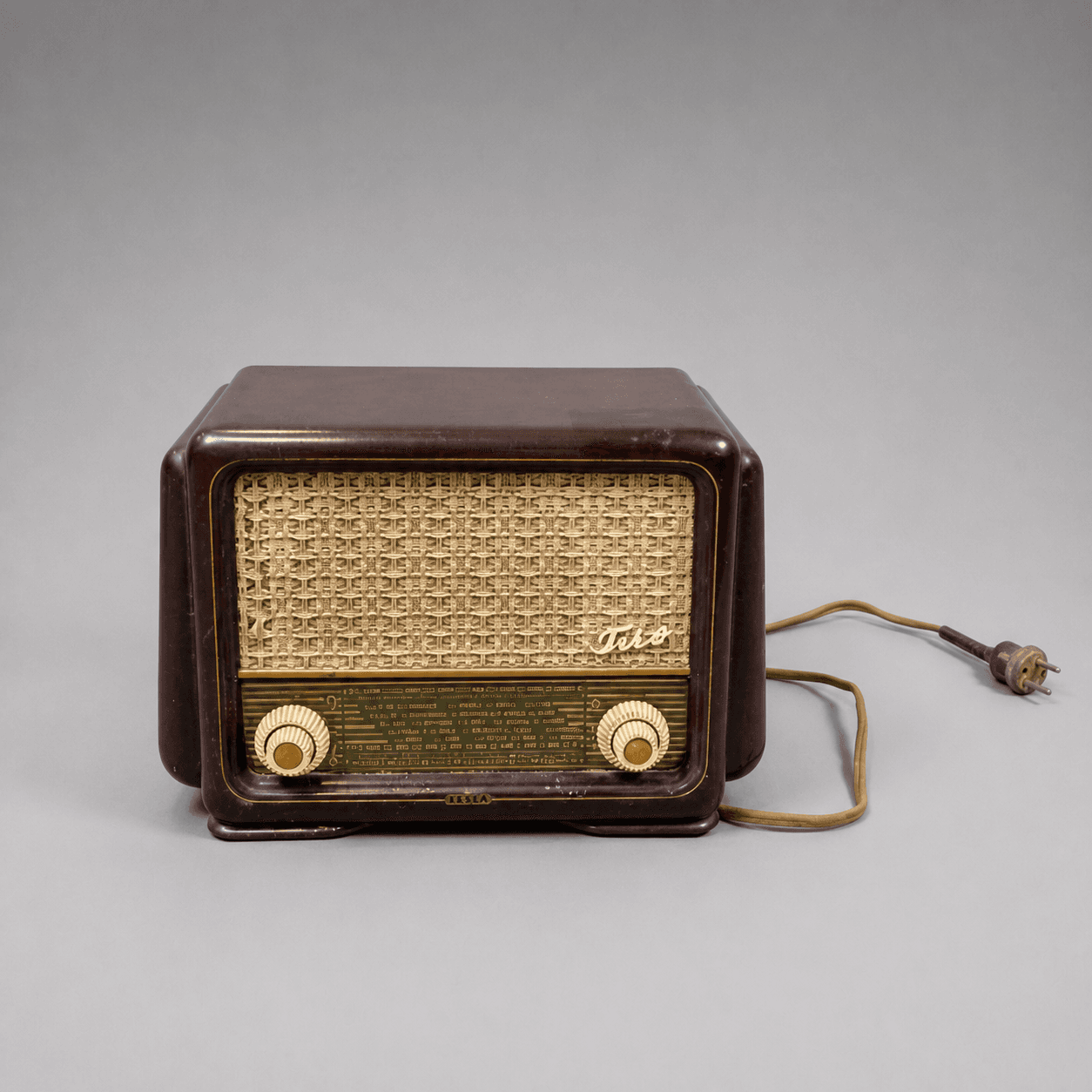 Hnědé rádio s látkovou mřížkou — Fotografie 1