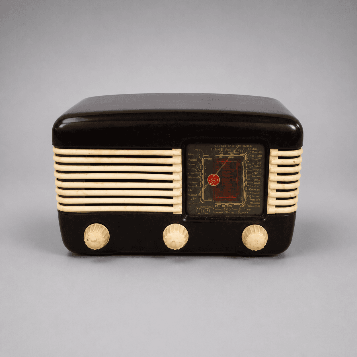 Černé rádio s krémovou mřížkou — Fotografie 1