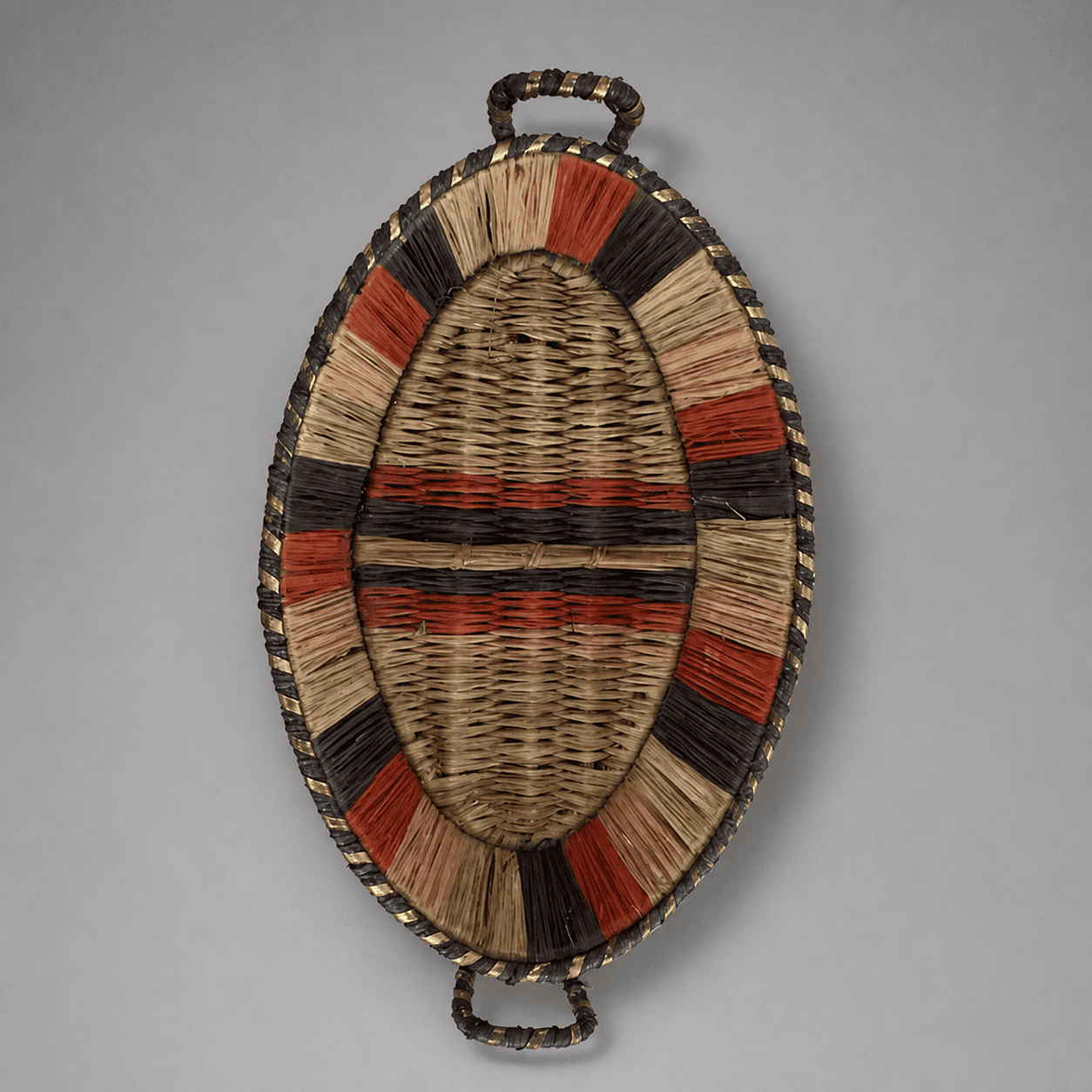 Woven oval basket with coloured rim — Photo 1