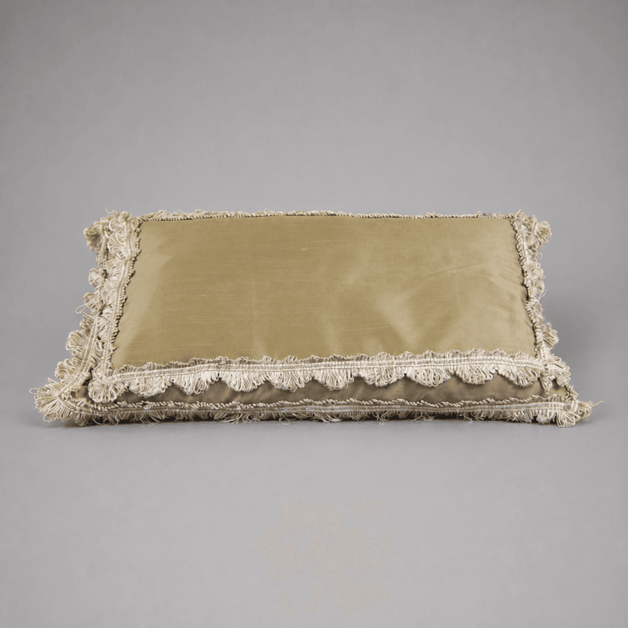 Beige cushion with fringe — Photo 1